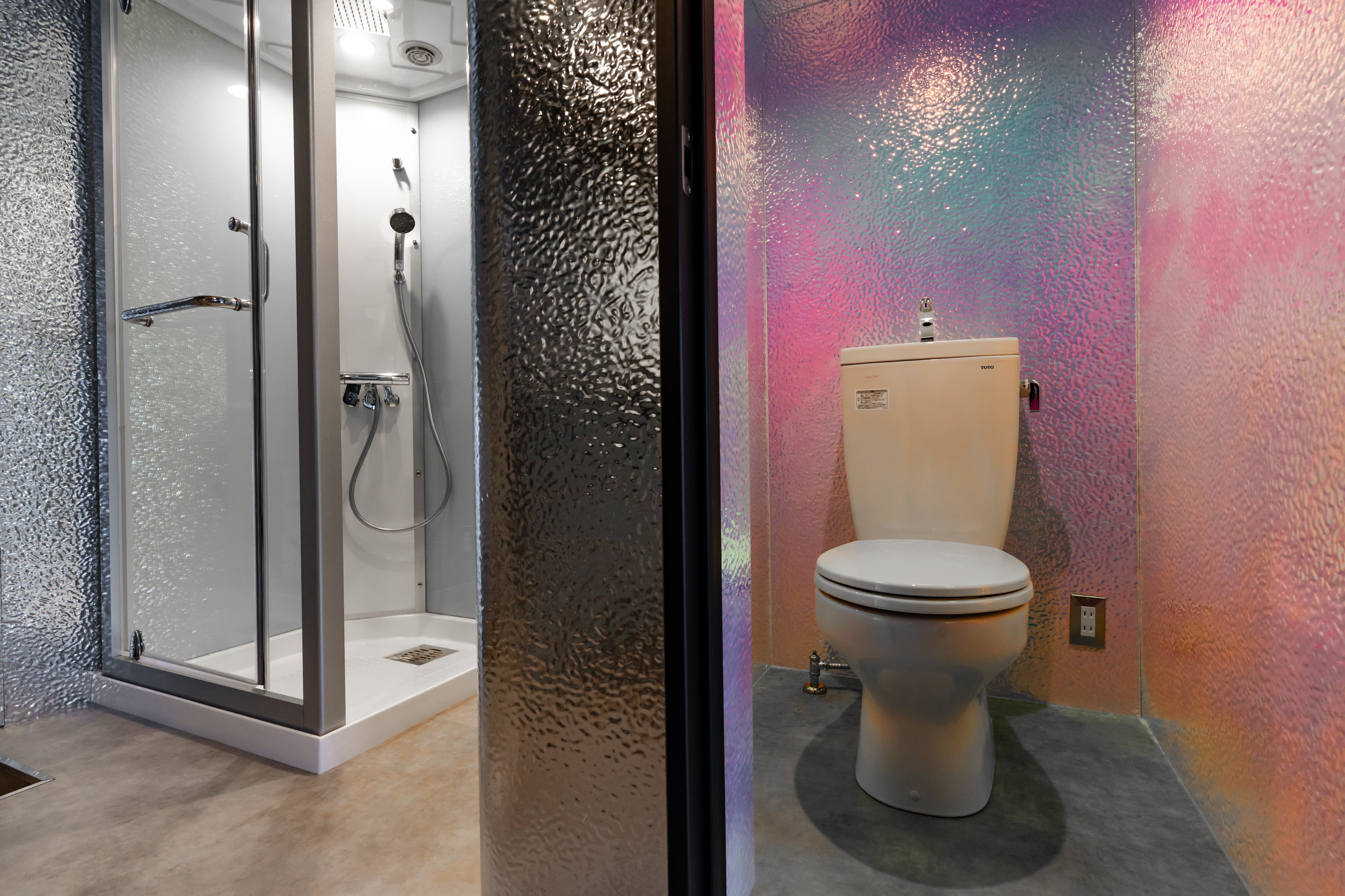 THE PANELを使用したトイレの内装事例。素材感のあるパネルが印象的なデザイン。