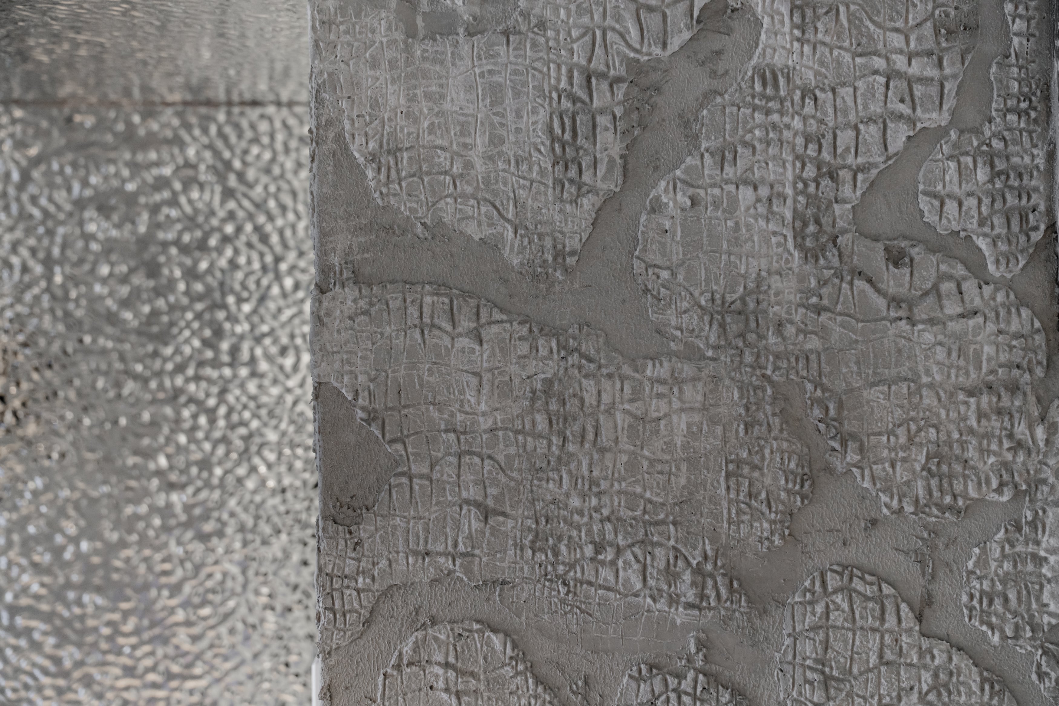 クロコダイル柄を表現したモルタル造作。手仕事によるテクスチャーが特徴的な内装仕上げ。