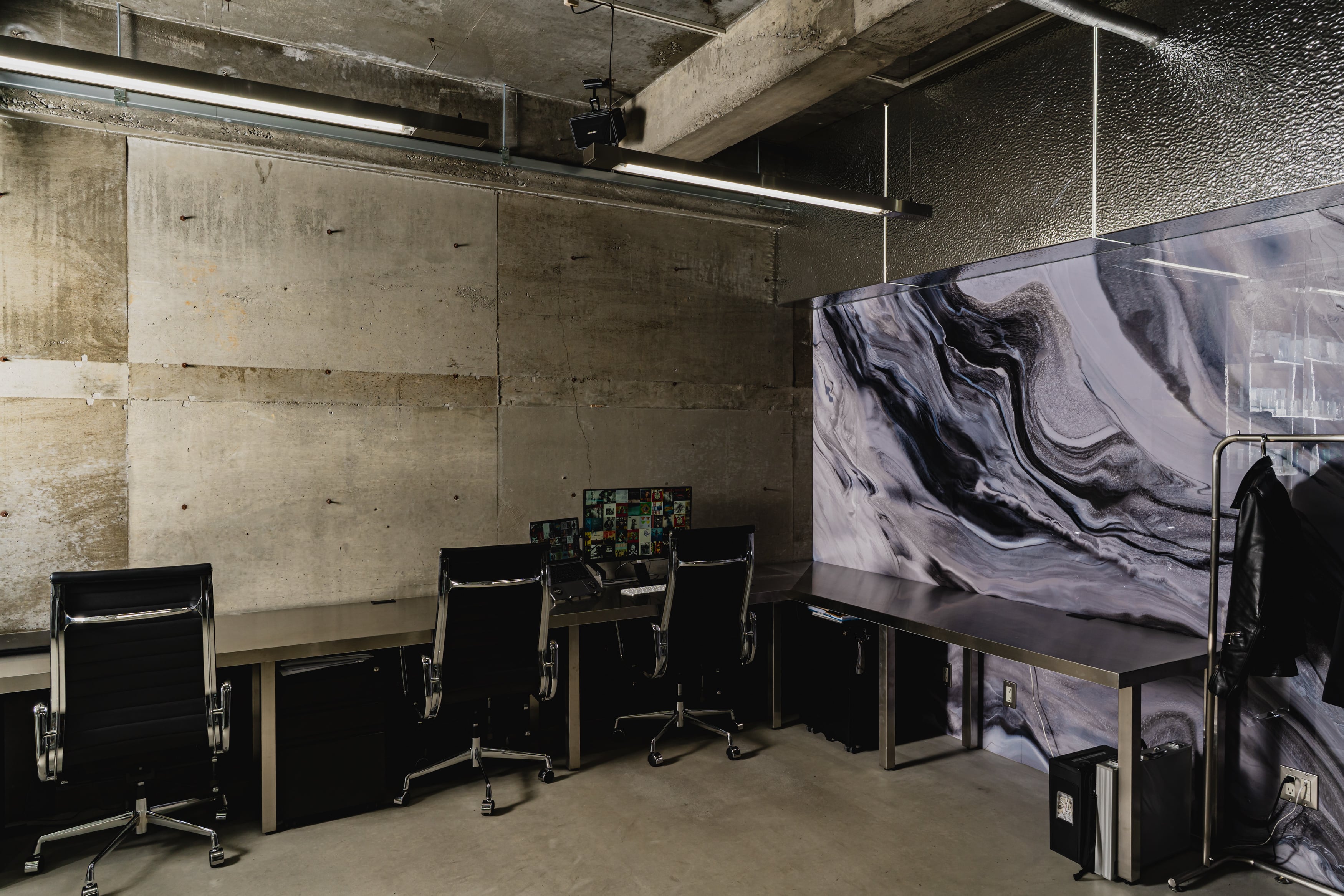 名古屋の内装デザイン事例|THE PANELを全面使用したDEILの執務室デザイン