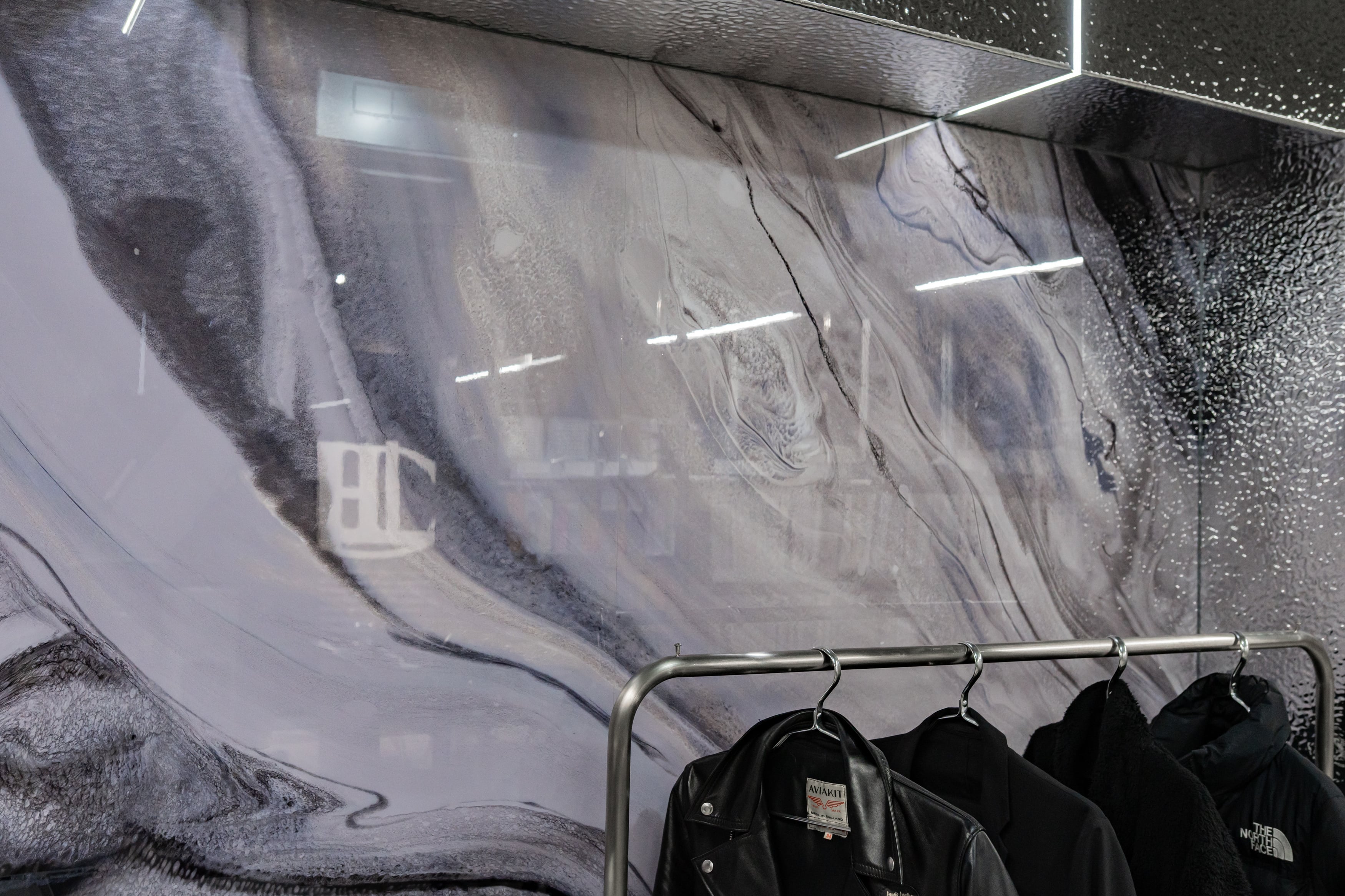 素材感を活かしたオフィス内装|THE PANELによるデザイン性の高い執務空間