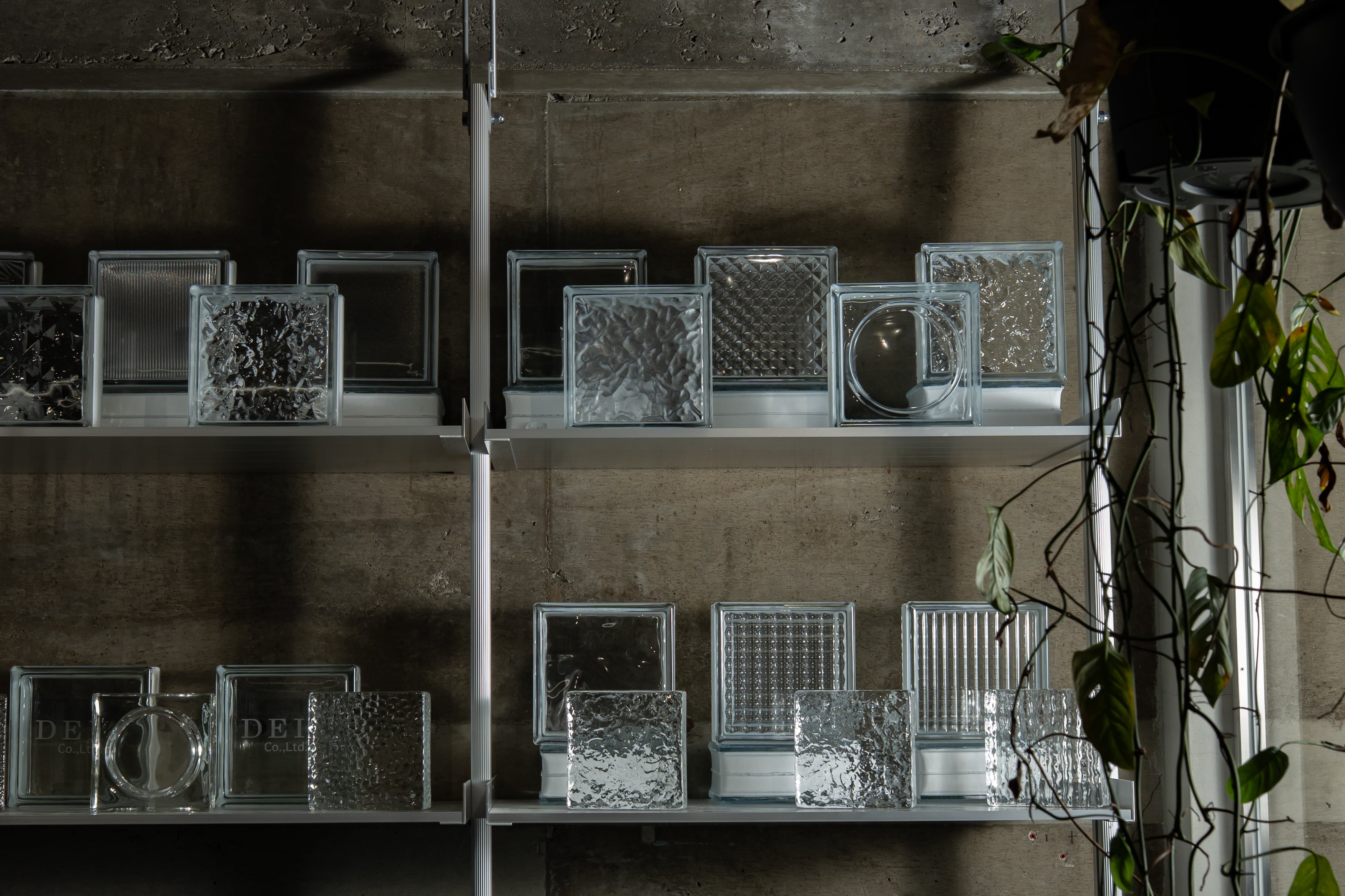 DEILショールームで展示するTHE GLASSの各種テクスチャとサイズバリエーション