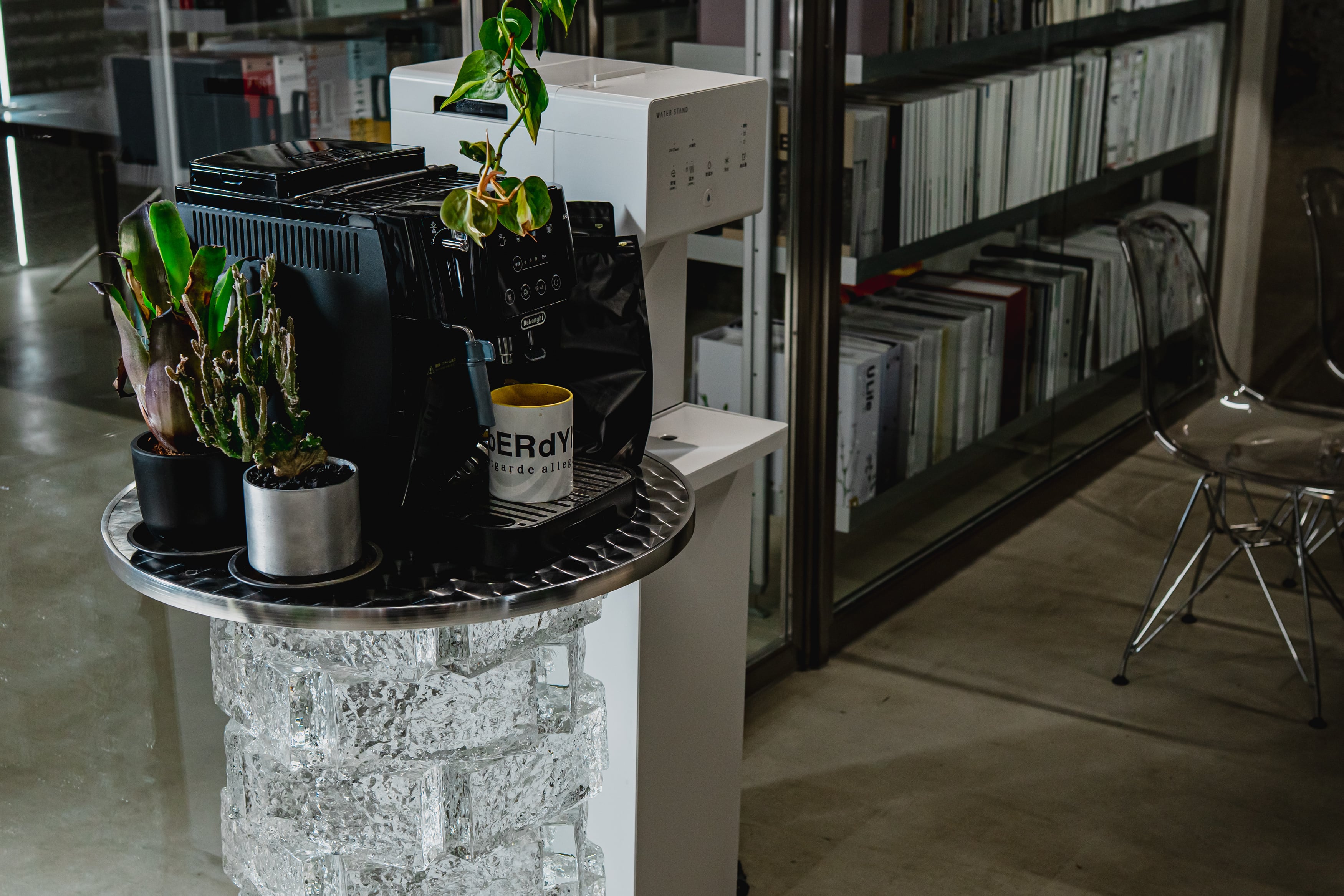 内装材THE GLASSを用いたガラスコーヒーテーブルの展示|DEILオフィス