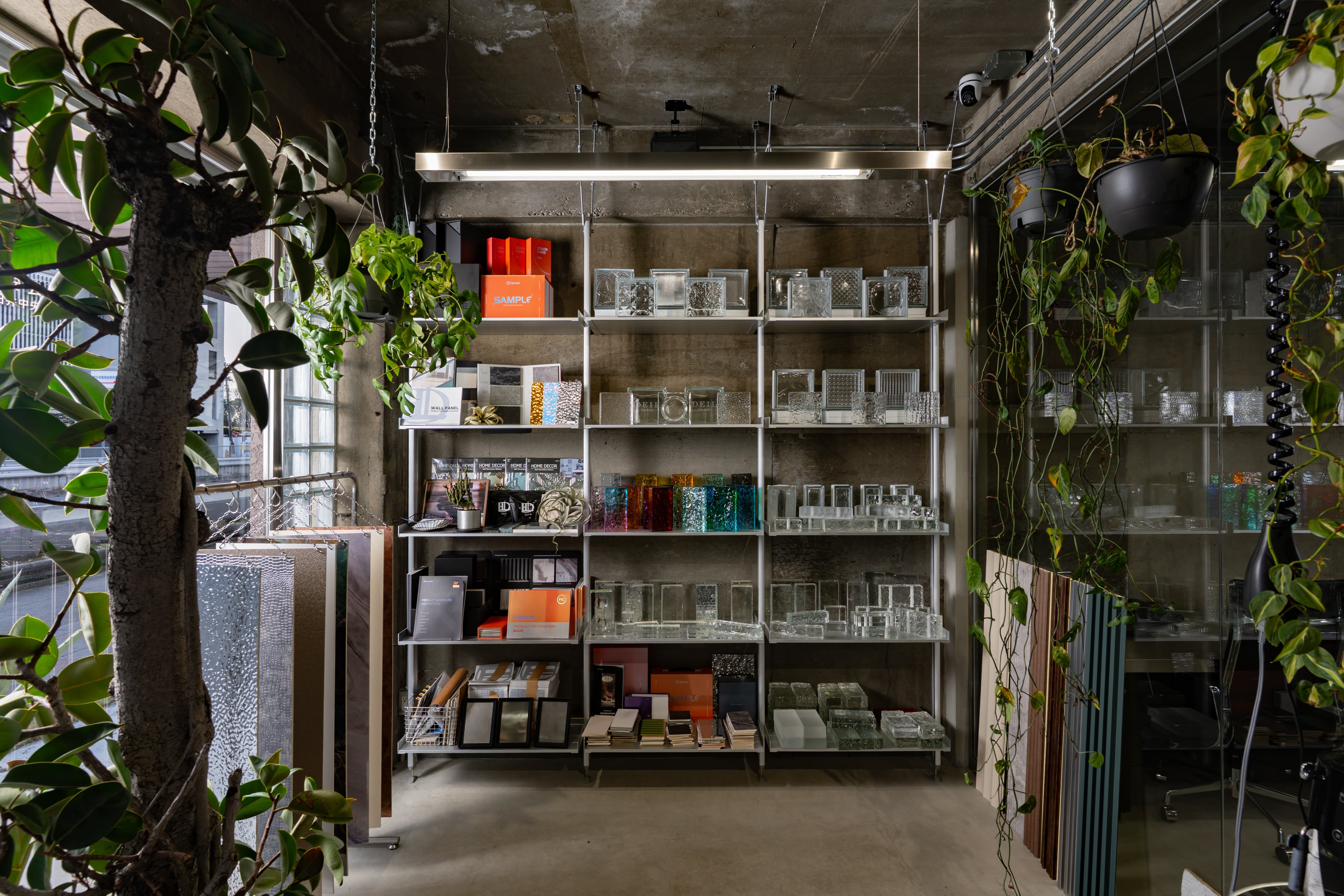 THE GLASSとTHE PANELを展示したDEILのショールーム空間|内装材サンプル展示