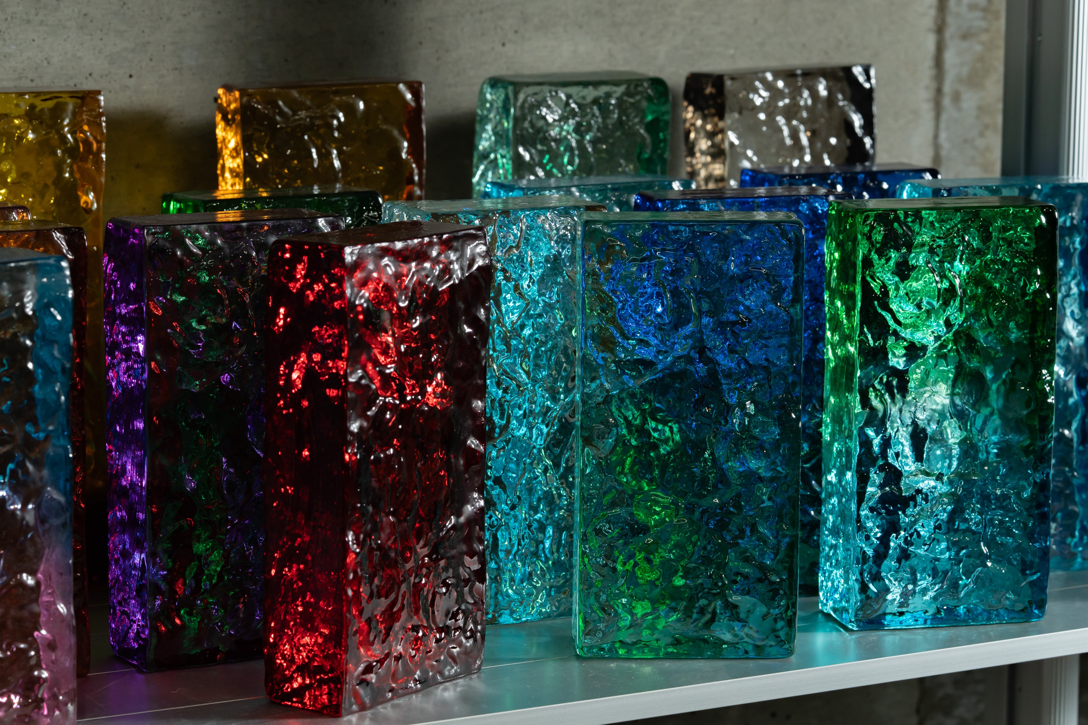 リノベーションに使えるガラス建材THE GLASSの質感比較展示|DEIL