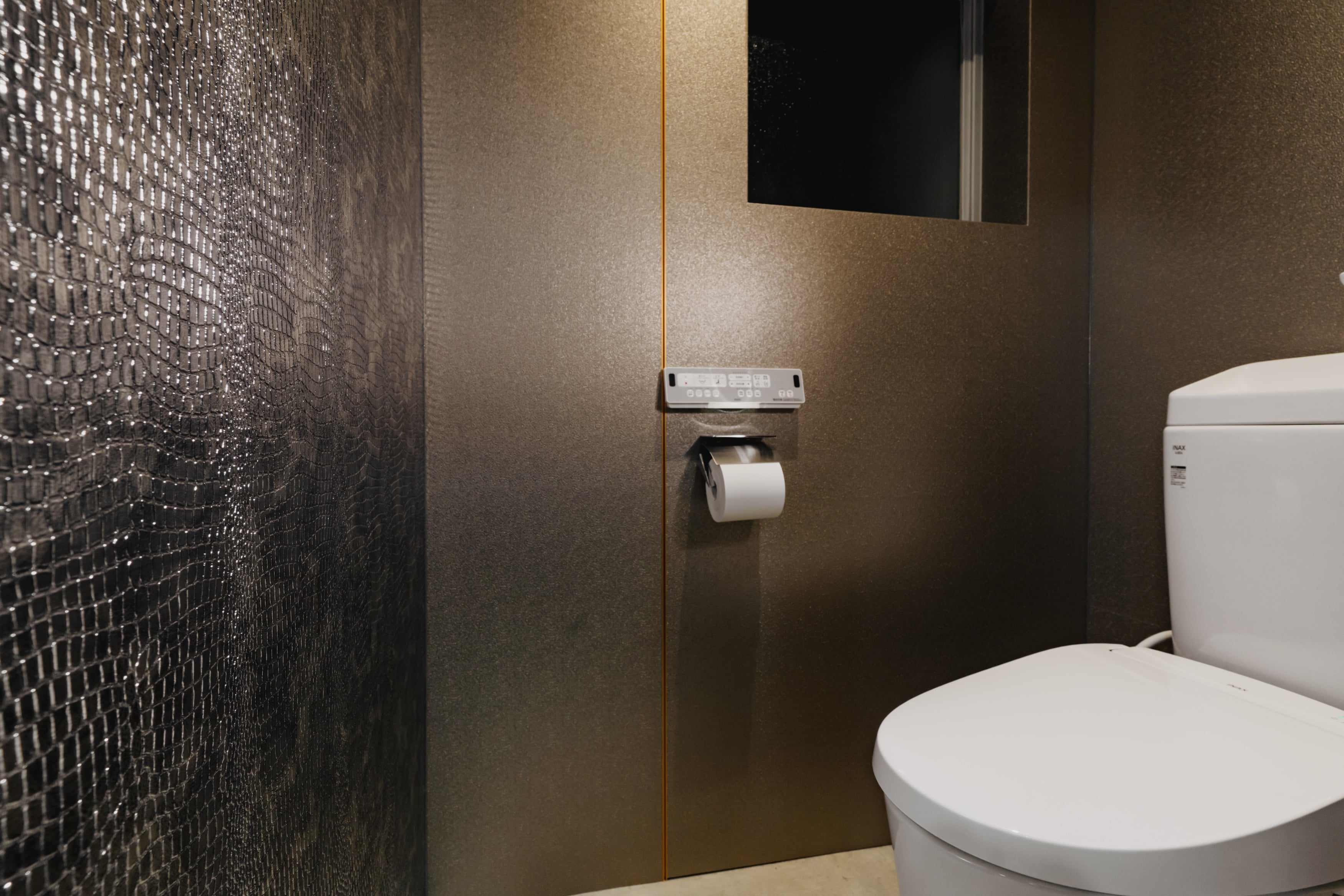 THE PANELを壁に使用したトイレ内装事例。素材の質感を活かした名古屋のデザインリノベーション空間