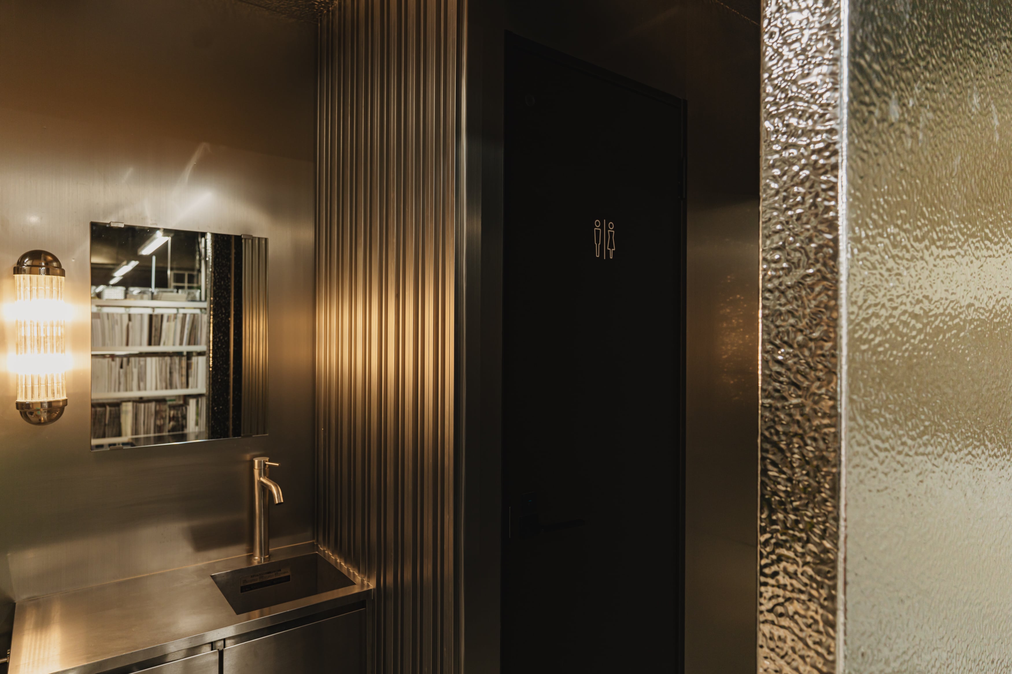 THE PANELを使用した洗面スペースの内装事例。素材の質感を活かした名古屋のオフィスリノベーション