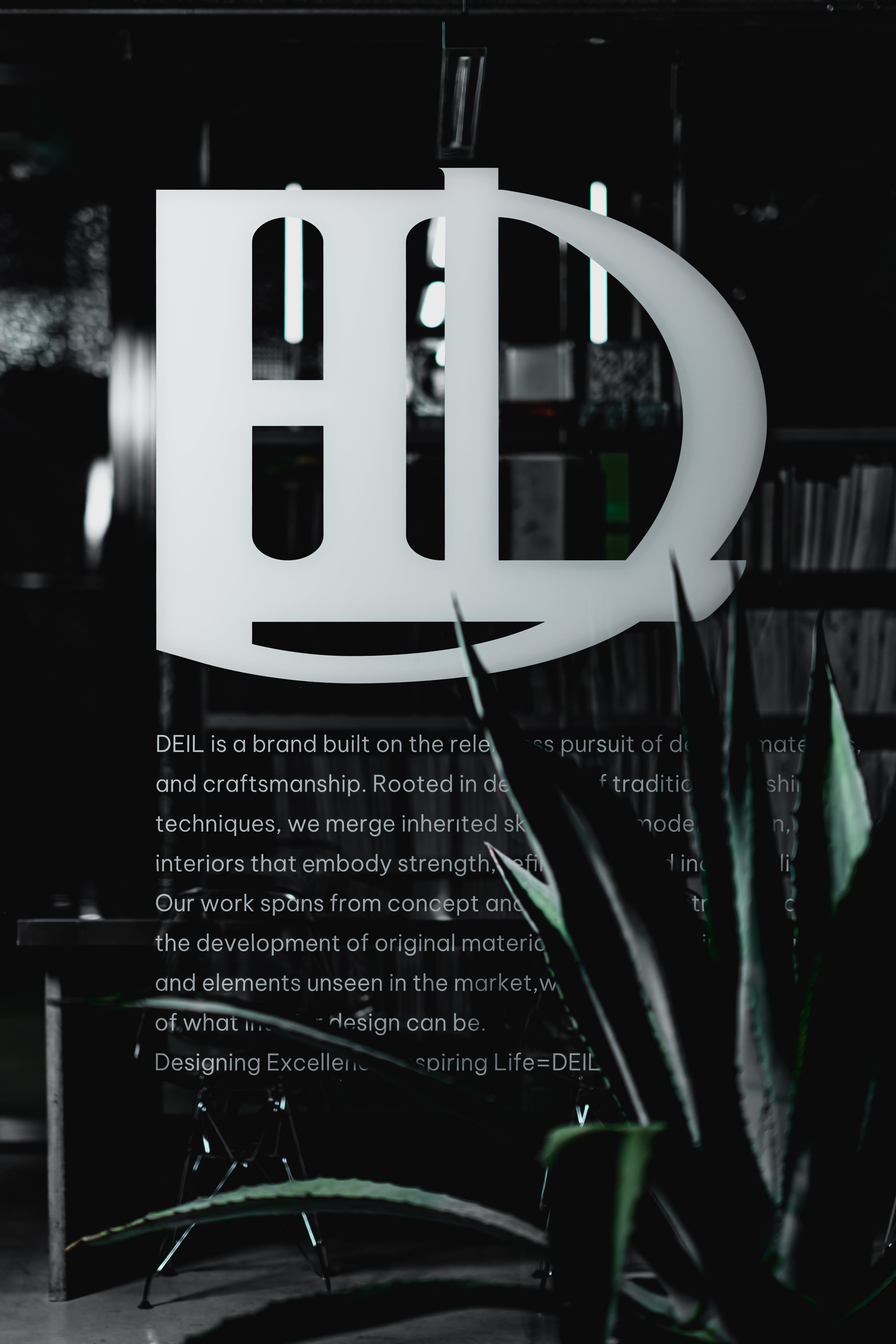 DEIL本社ショールームのガラスサイン|素材開発と内装デザインを行うDEILのブランドロゴ外観
