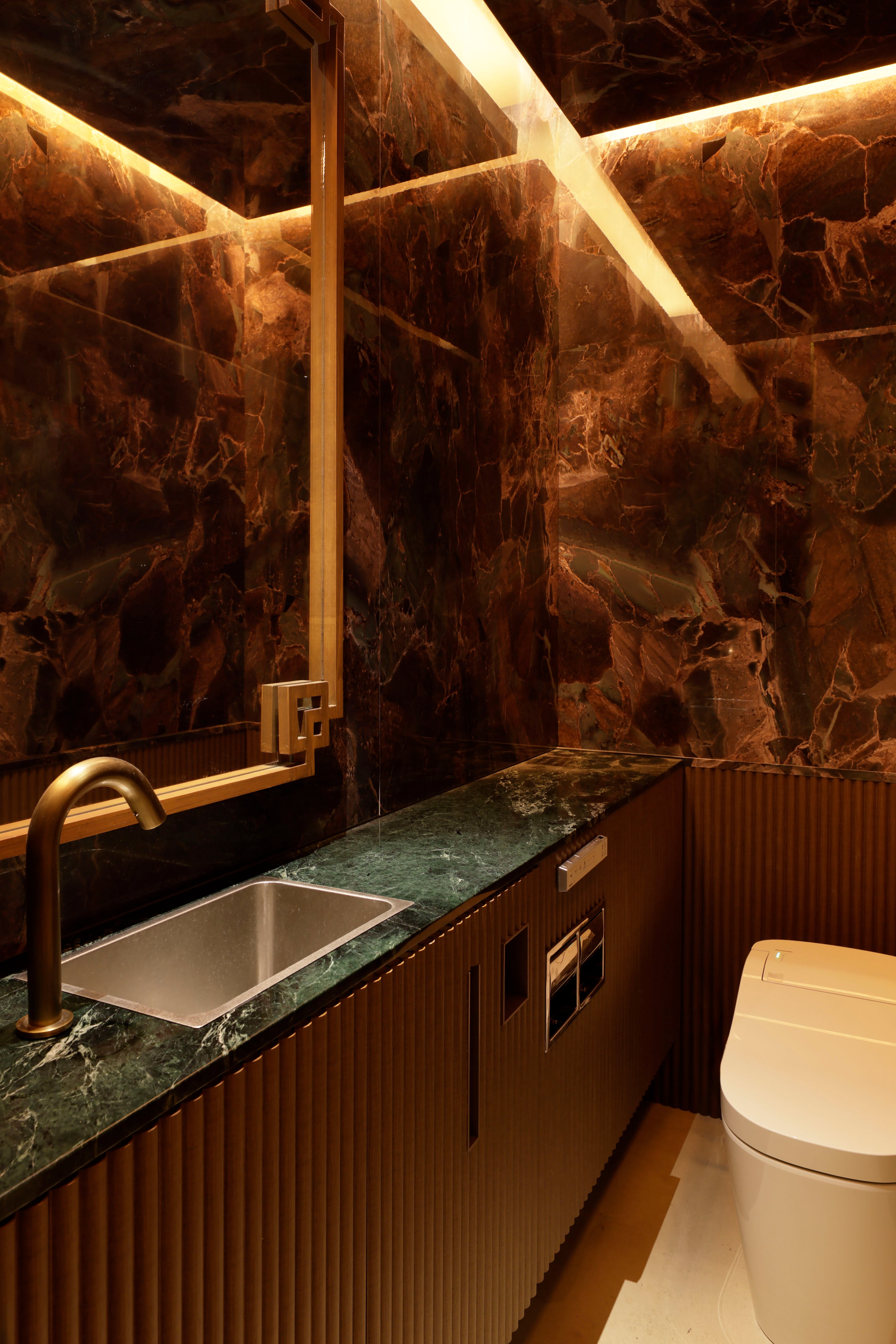 大理石調THE PANELを使用したトイレの壁面デザイン|名古屋店舗内装事例