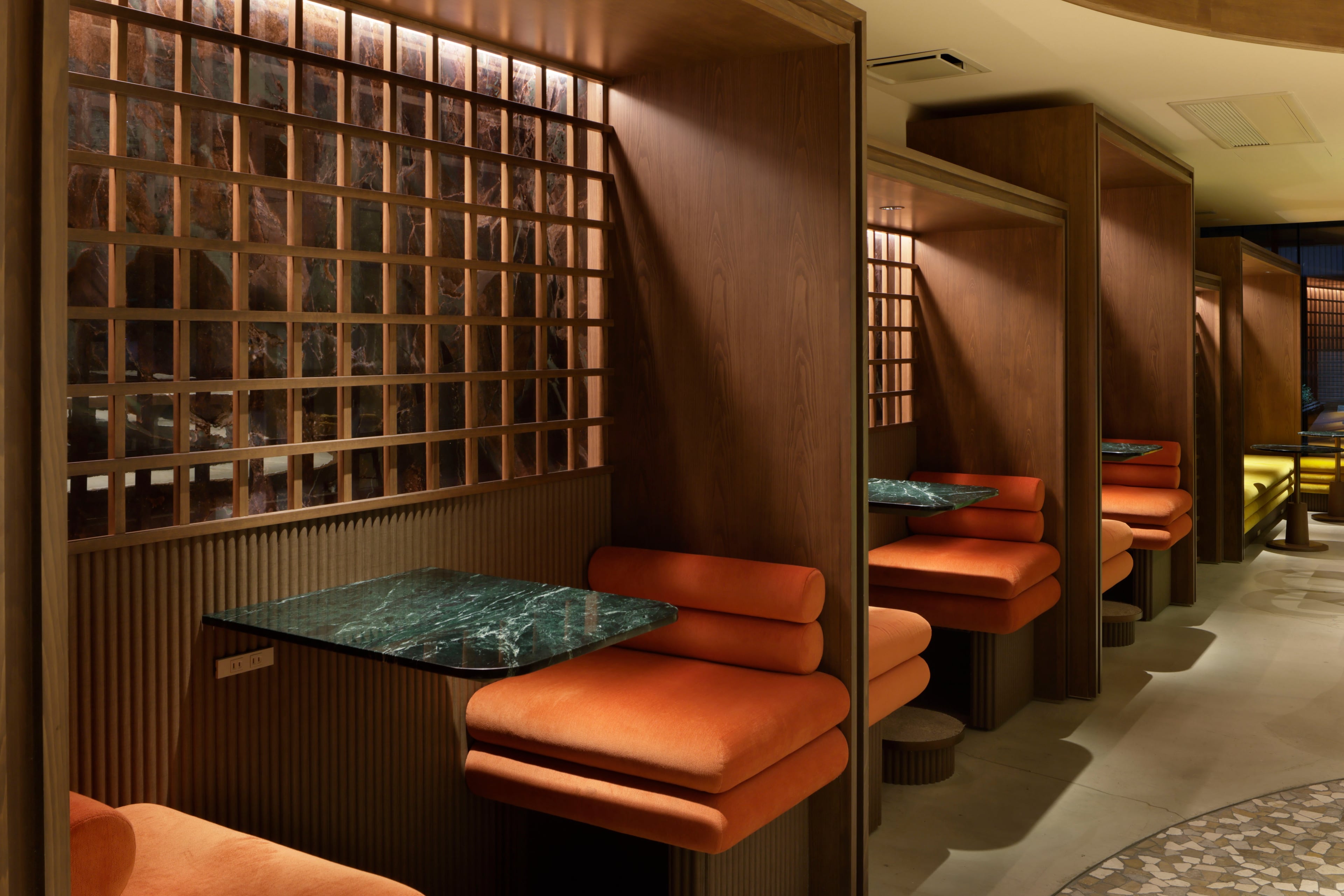 木格子と大理石柄パネルを組み合わせたベーカリー内装デザイン(名古屋)