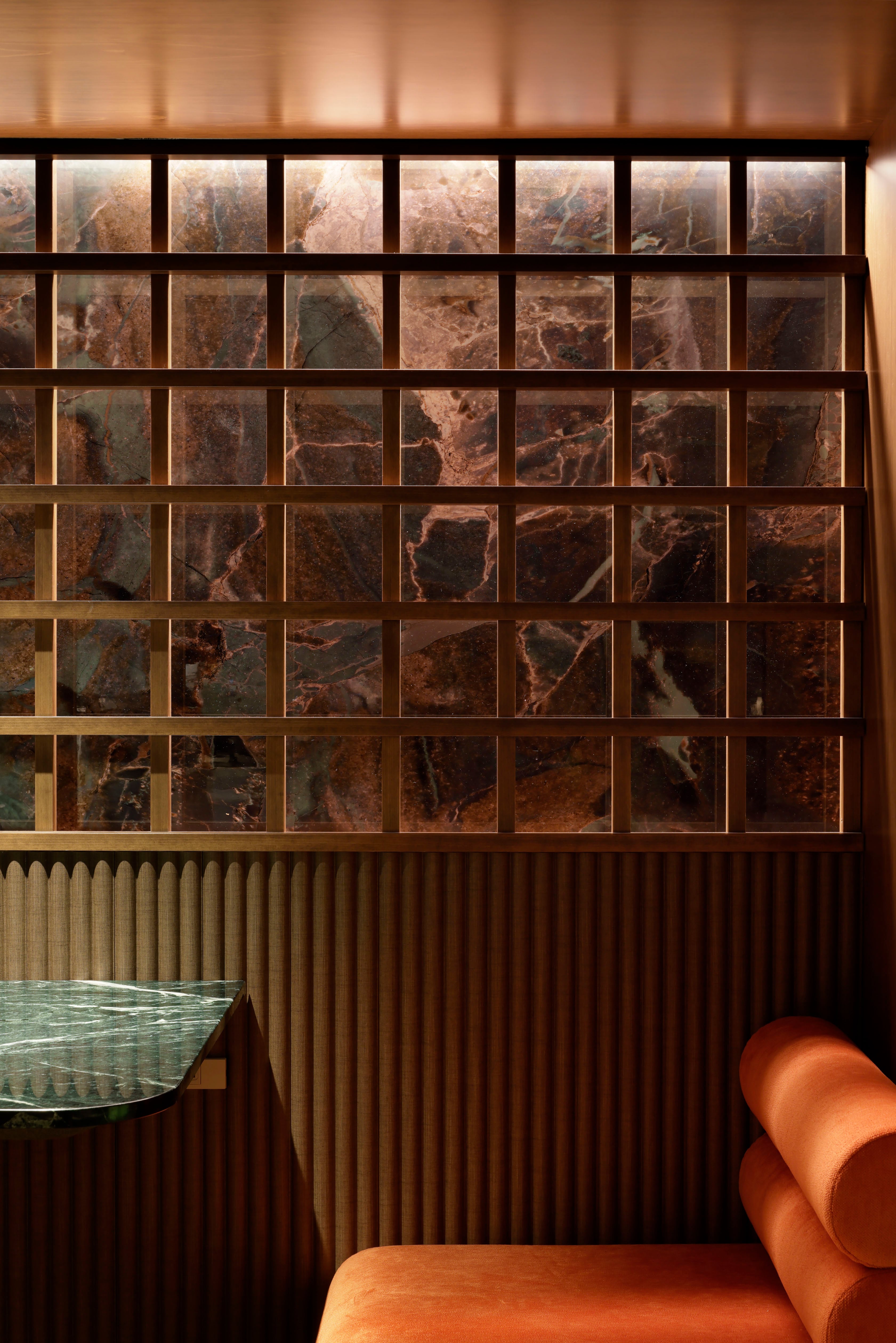 THE PANELの大理石仕上げで空間に奥行きを演出した飲食店内装事例