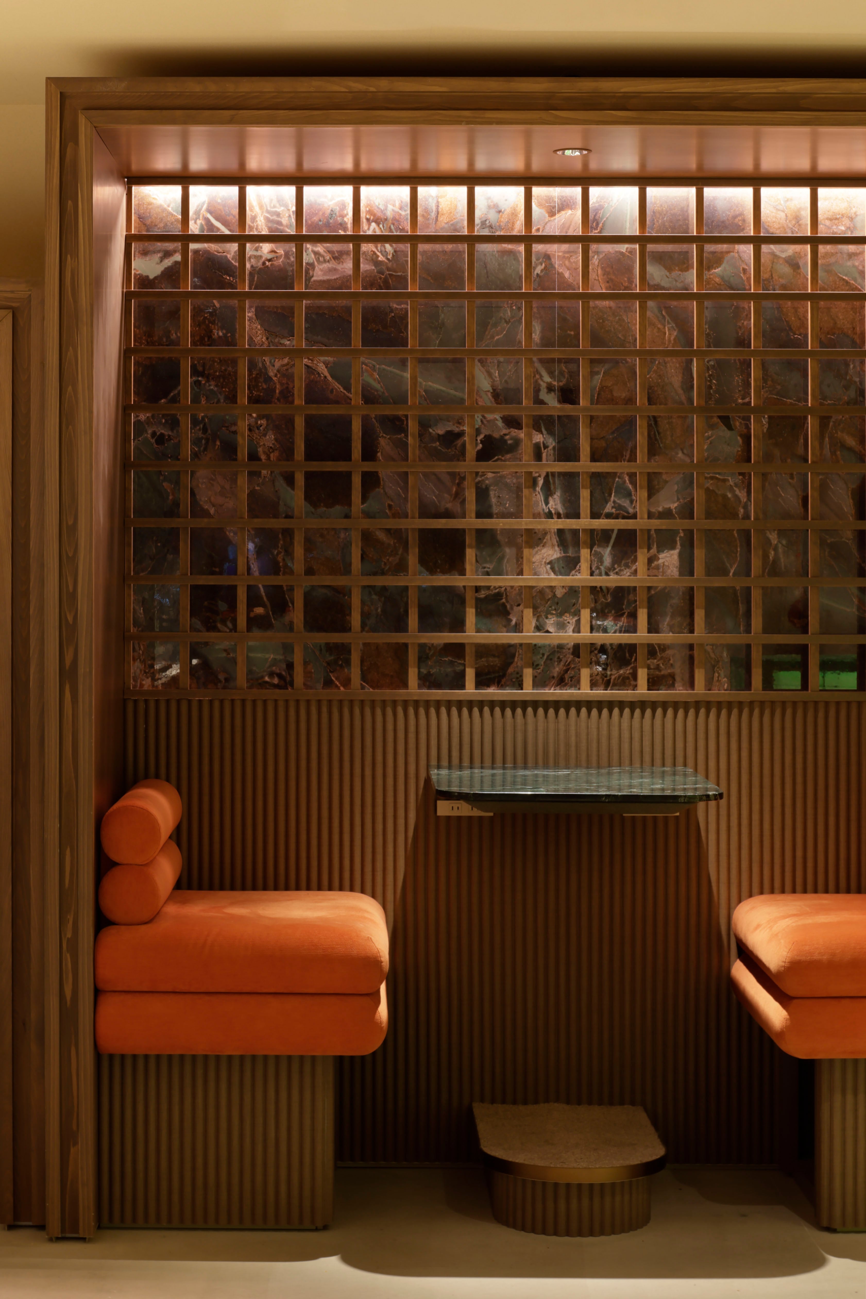 高級感のある大理石調THE PANELを採用した店舗壁面とボックス席