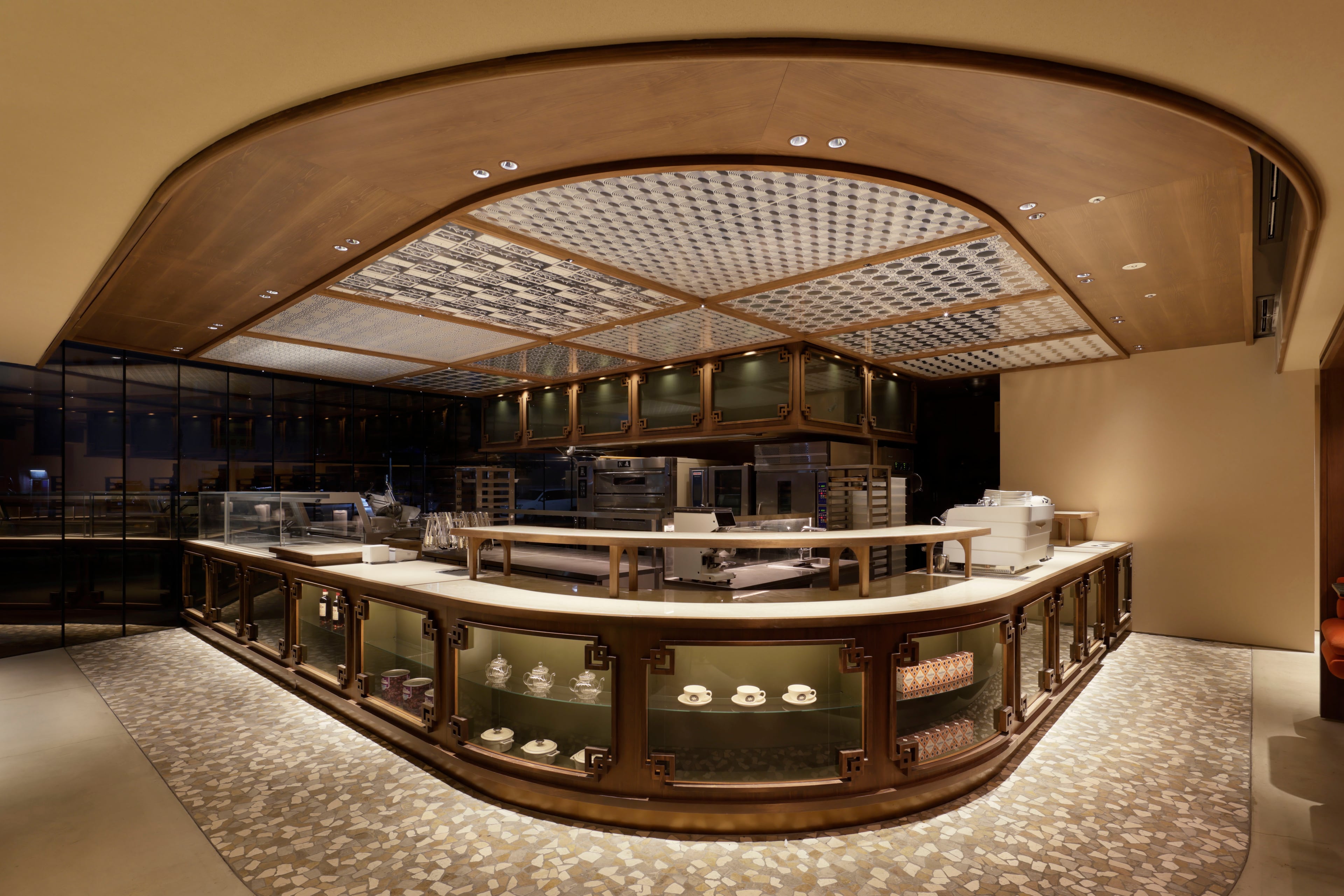 曲線カウンターとオープンキッチンのベーカリー内装|名古屋店舗デザイン事例