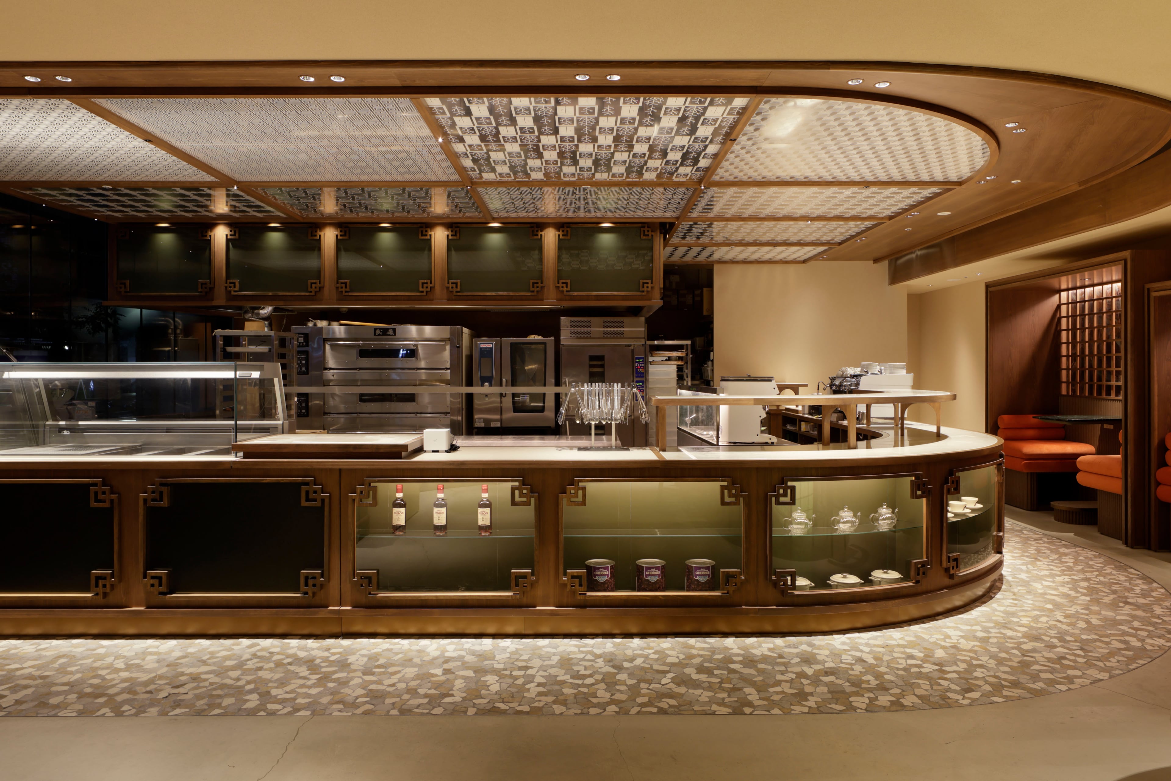 動線設計を考慮したラウンドカウンターの飲食店内装デザイン
