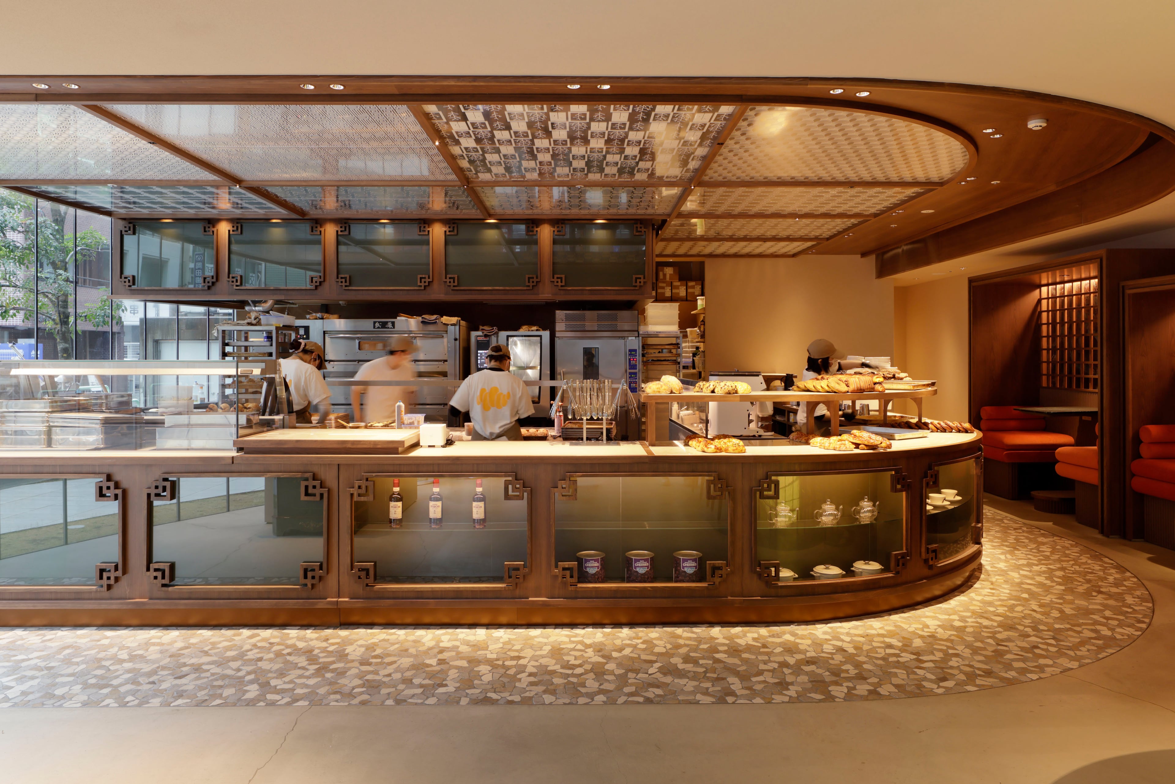 ガラスショーケース一体型カウンターのパン屋内装|製造が見える店舗設計