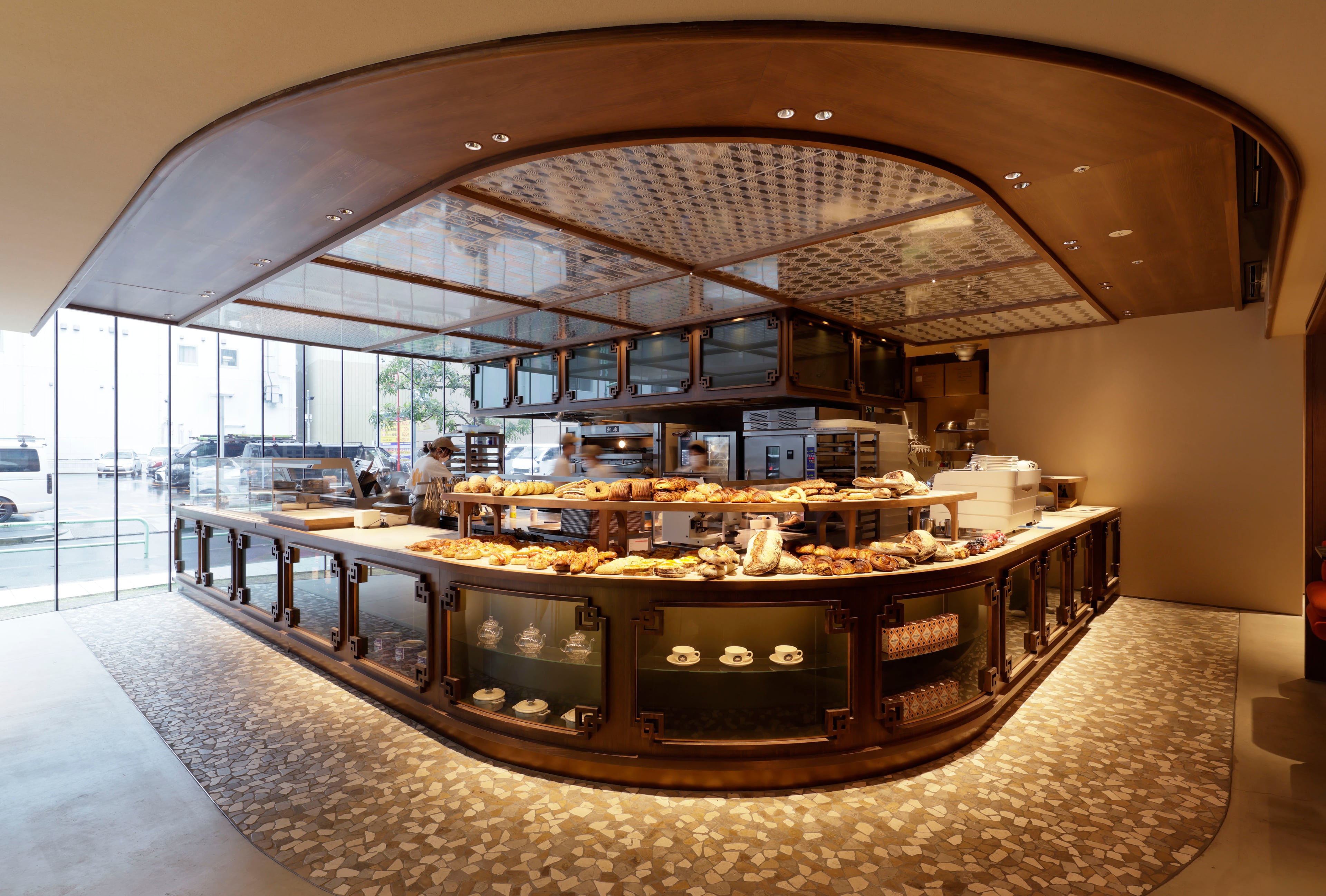 パンの陳列と調理風景を見せるオープンカウンター|名古屋ベーカリー事例