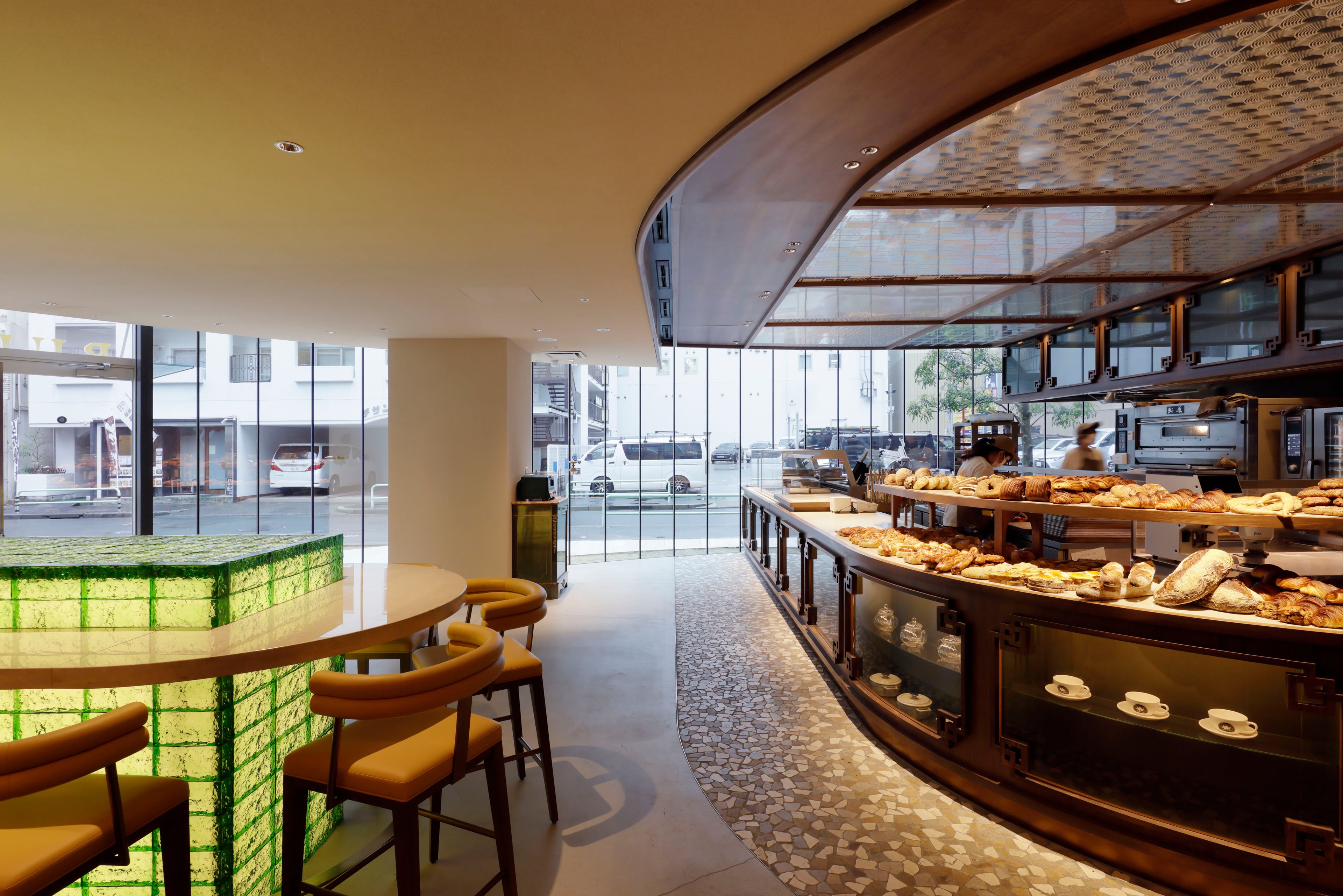 光を透過するTHE GLASSテーブルと商品陳列カウンターのある店舗内装