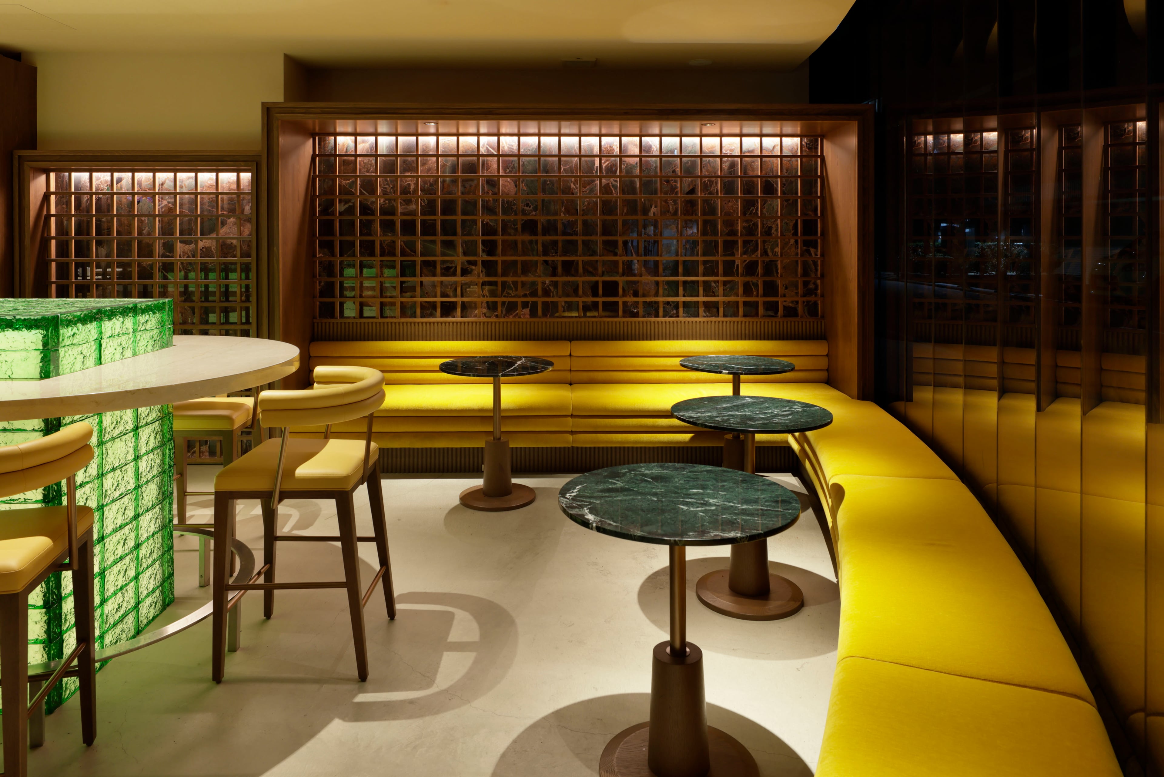 THE GLASSと大理石テーブルを配置したベーカリーの客席デザイン