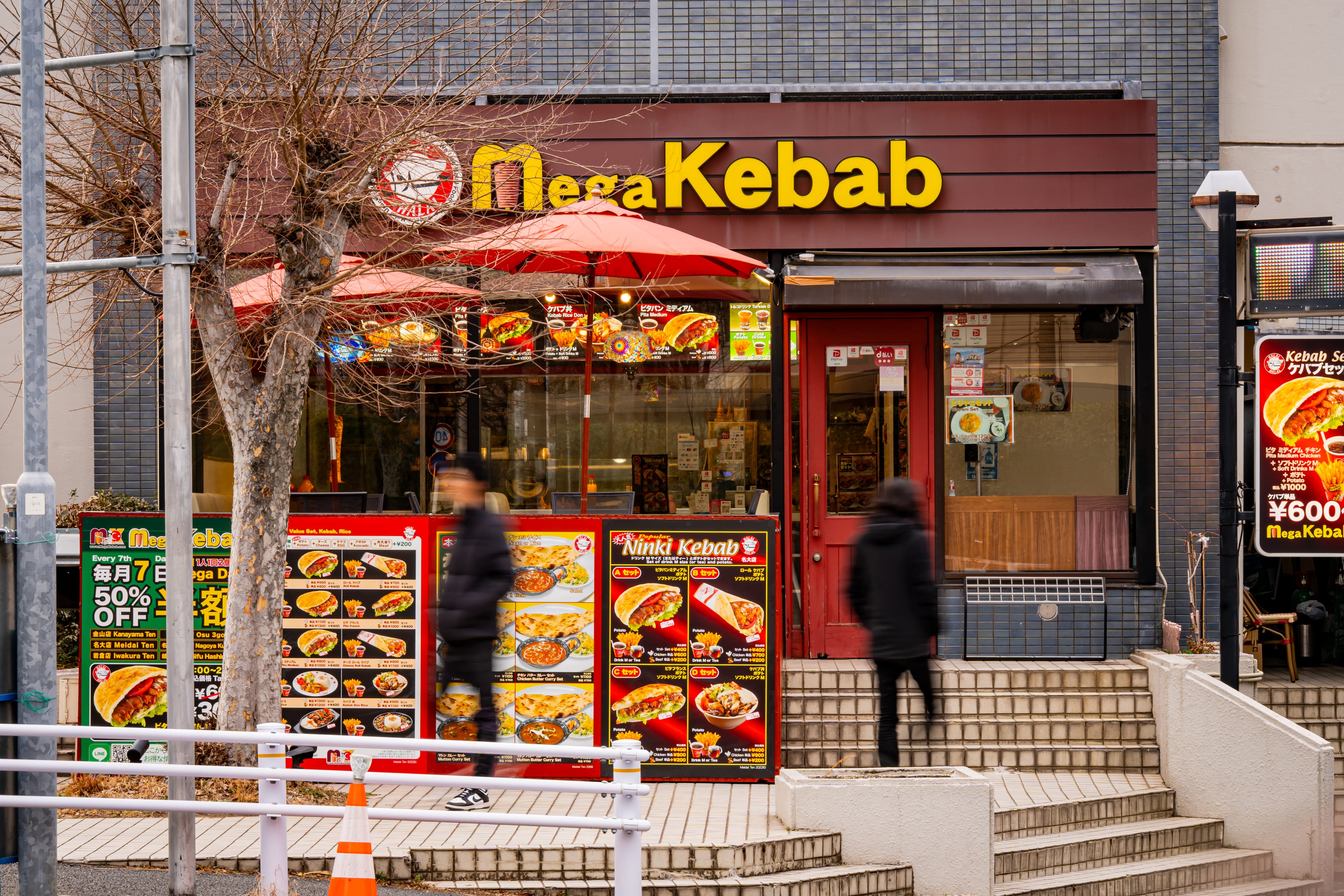 ケバブ専門店の外観デザイン事例|メニュー看板と赤いファサードが印象的な店舗(名古屋)