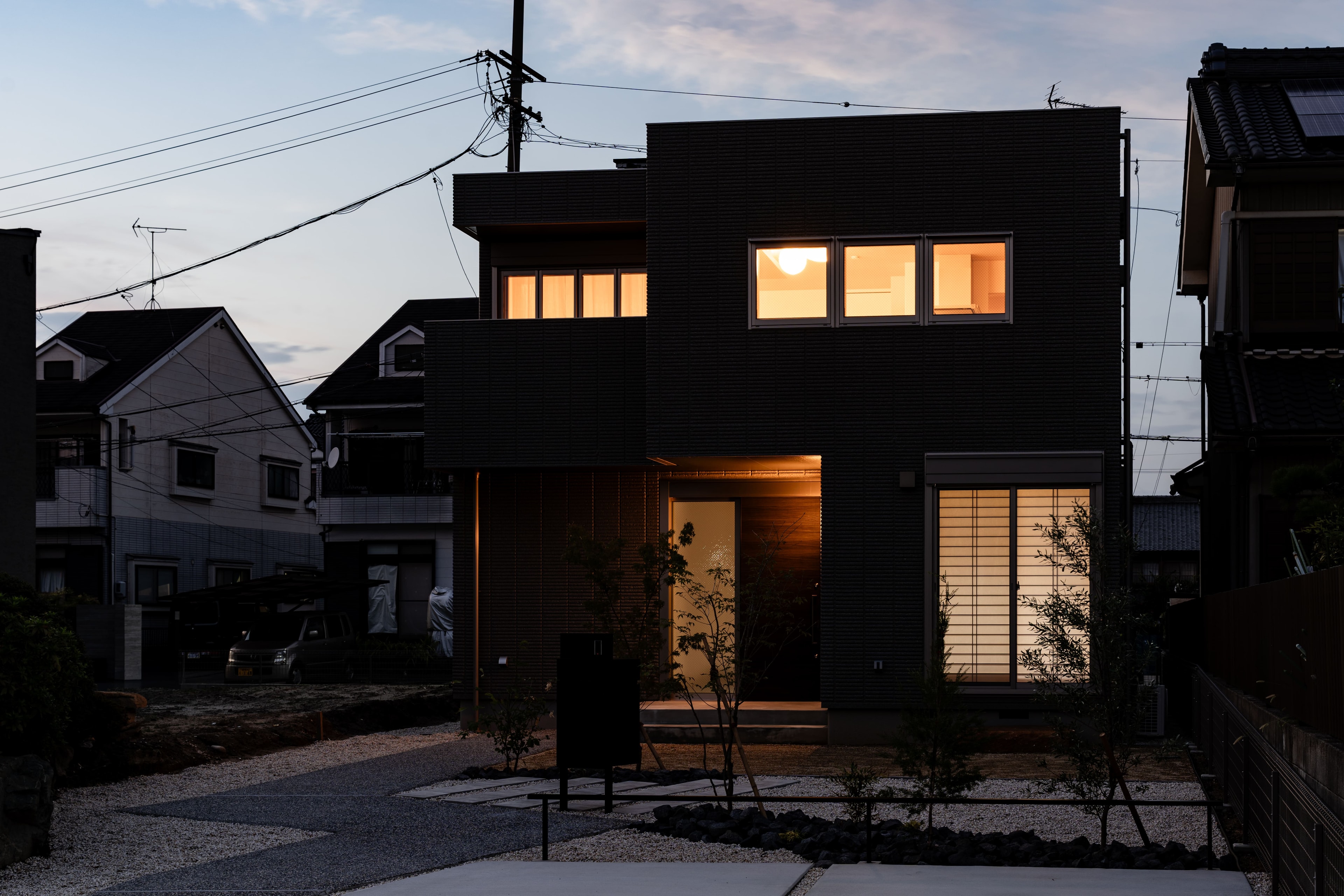 新築住宅の外構デザイン|直線的アプローチとミニマルな植栽計画(名古屋)