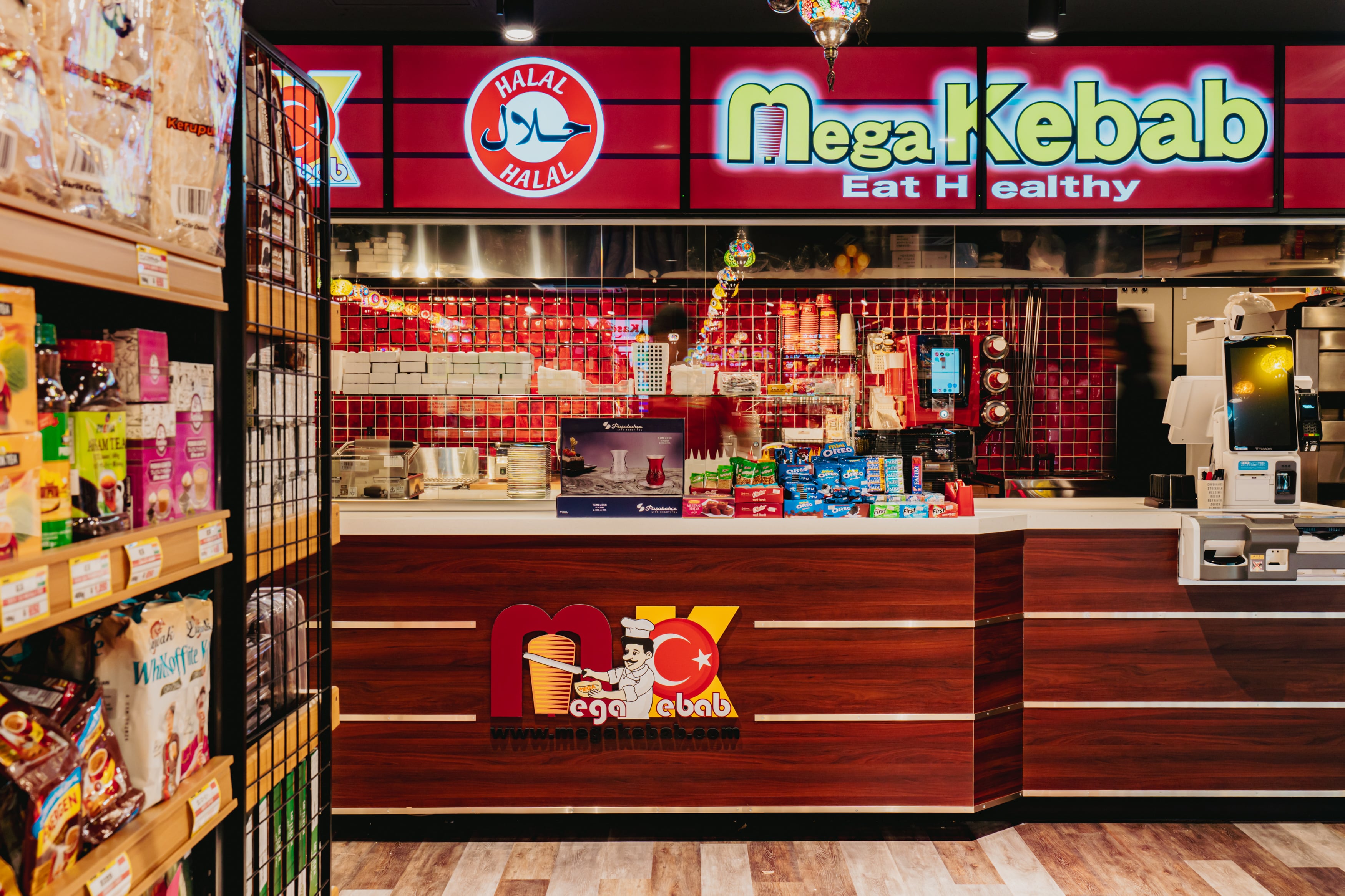 Mega Kebab愛知東郷店のレジ・キッチンカウンター|赤タイルとネオンサインによるブランド訴求と効率的な動線設計