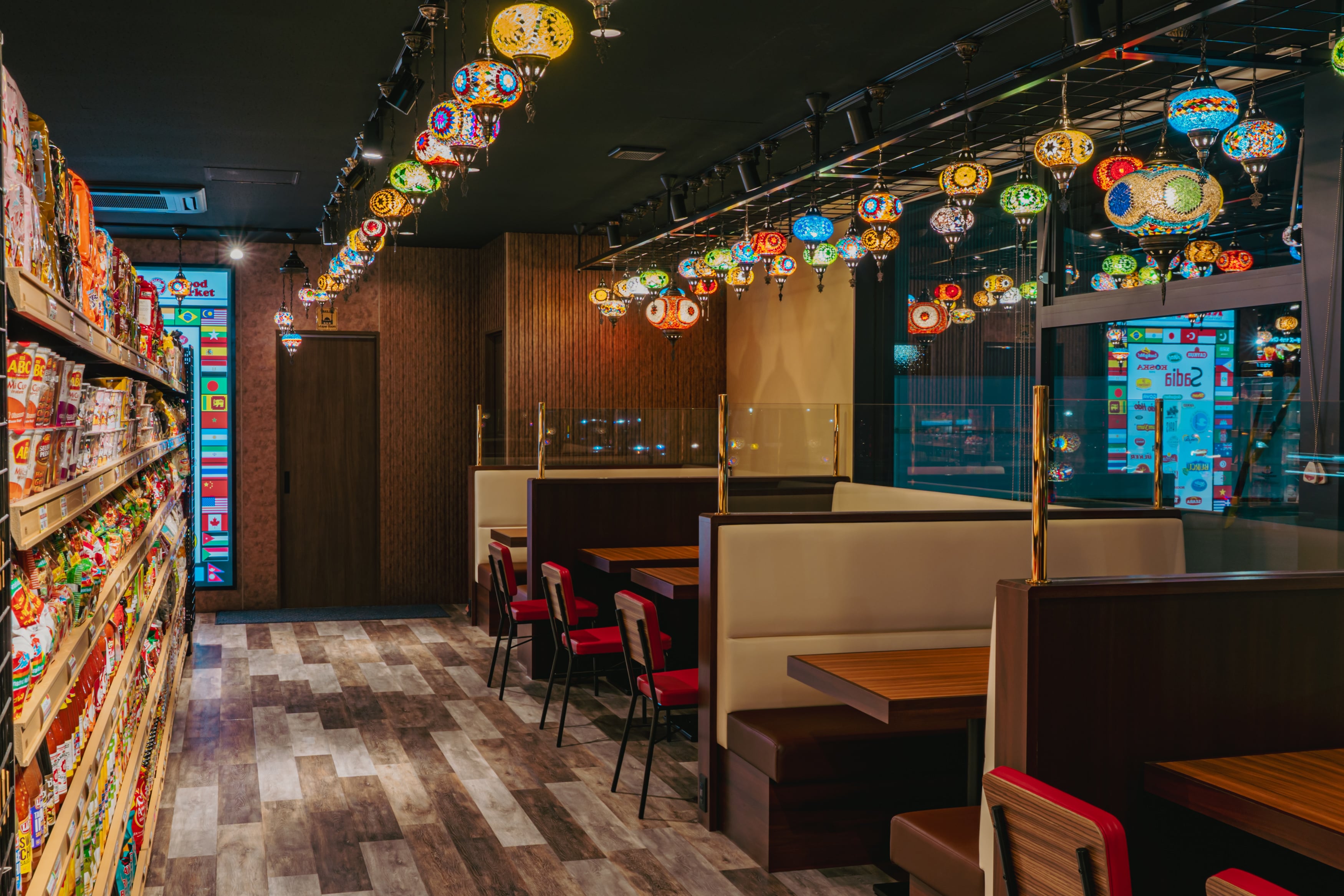 Mega Kebab愛知東郷店のレジ・キッチンカウンター|赤タイルとネオンサインによるブランド訴求と効率的な動線設計