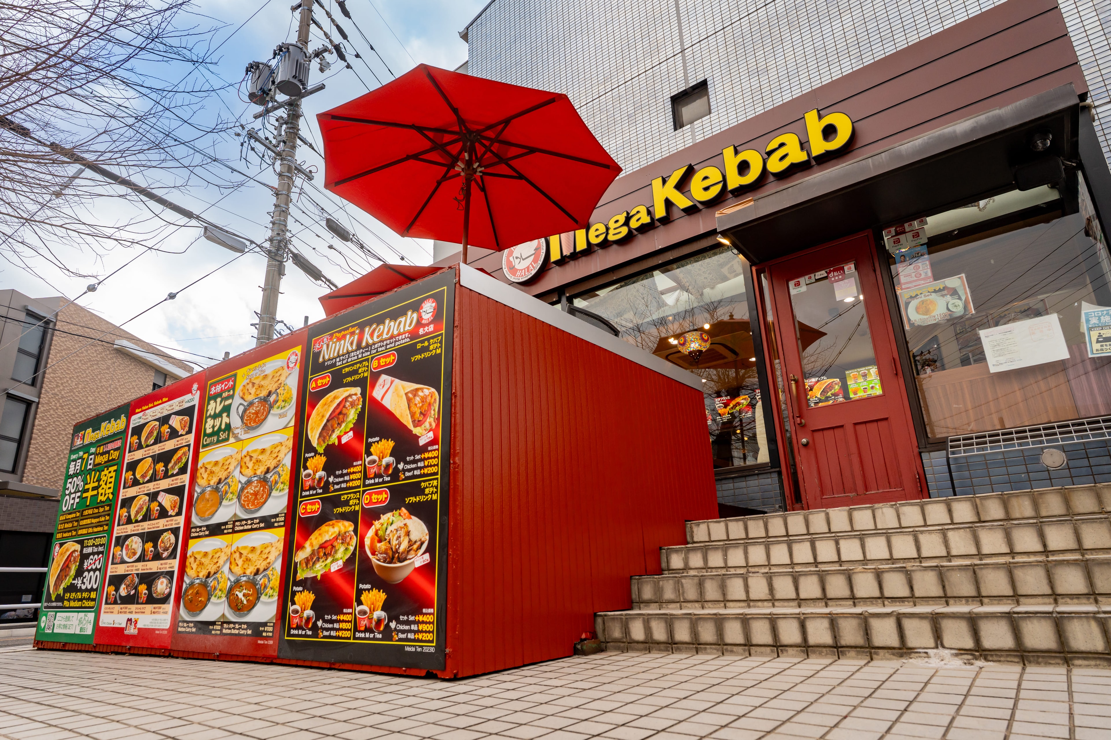 食店の店舗外観リニューアル例|視認性の高いサインとテラス利用ができる店構え