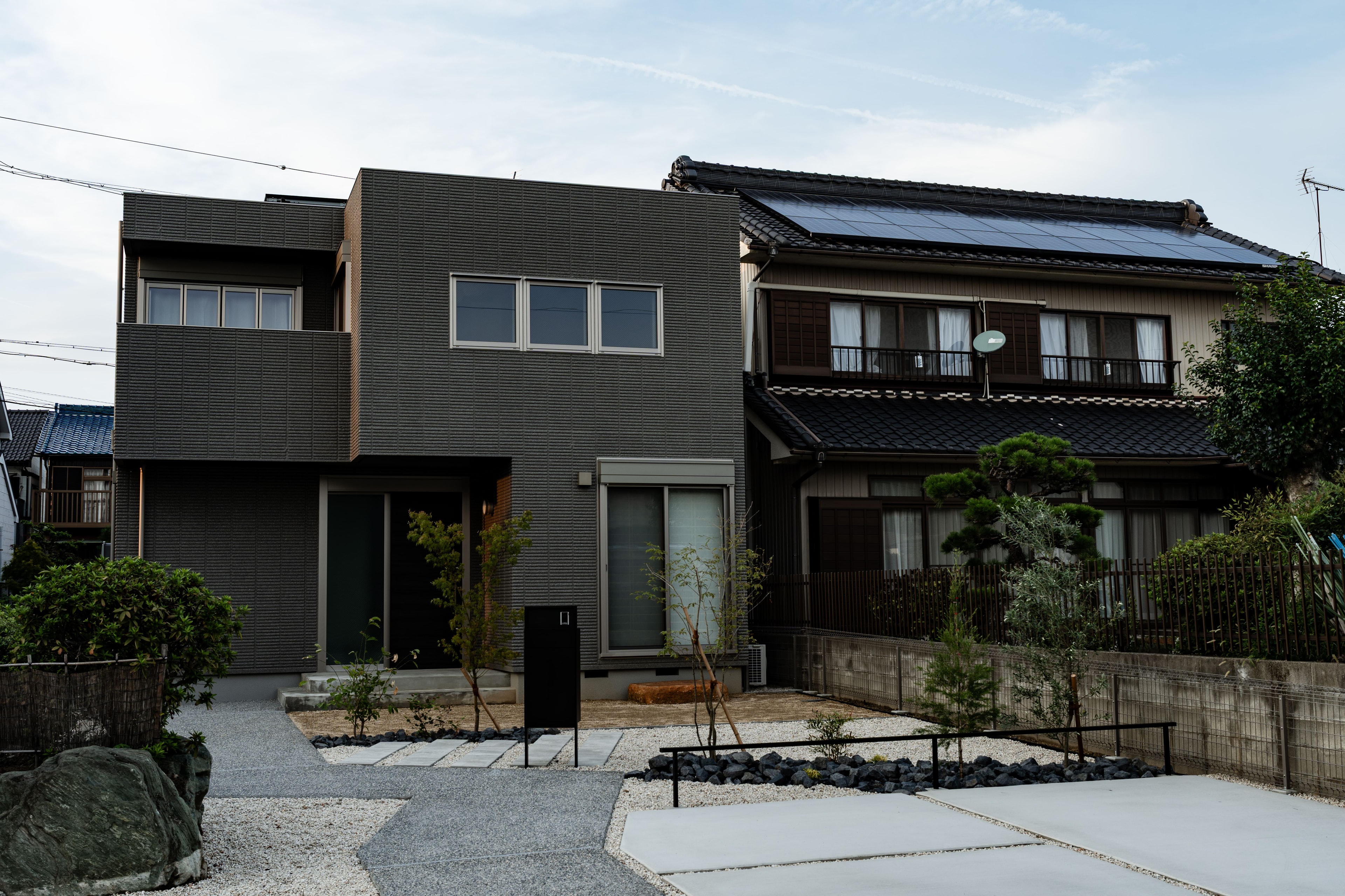 シンプルモダンな住宅外構|アプローチ舗装とローメンテ植栽のエクステリア設計