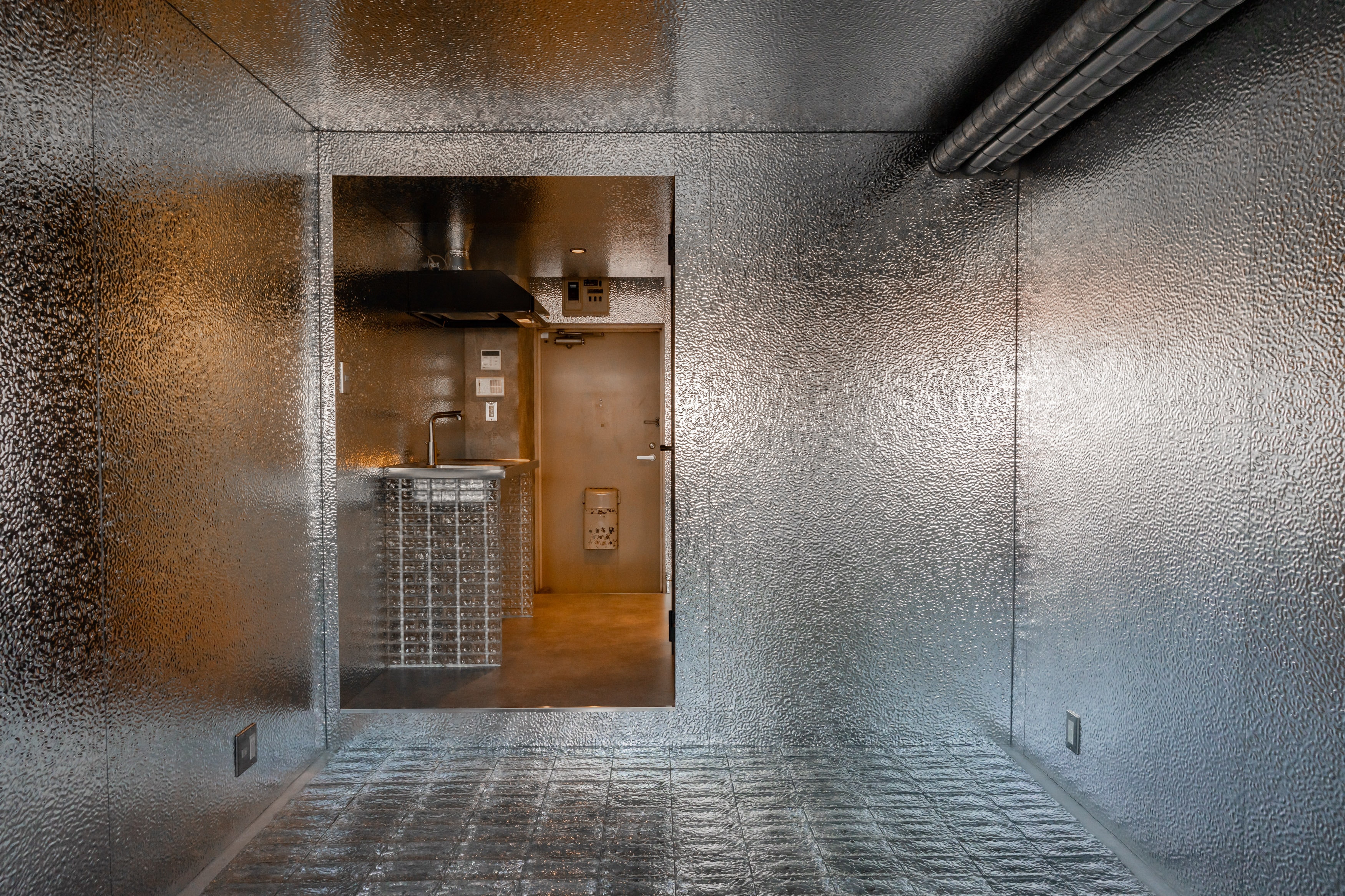 名古屋市西区の1Rマンションモデルルーム内観|壁にTHE PANEL、床にTHE GLASSを採用したDEILのデザインリノベーション事例