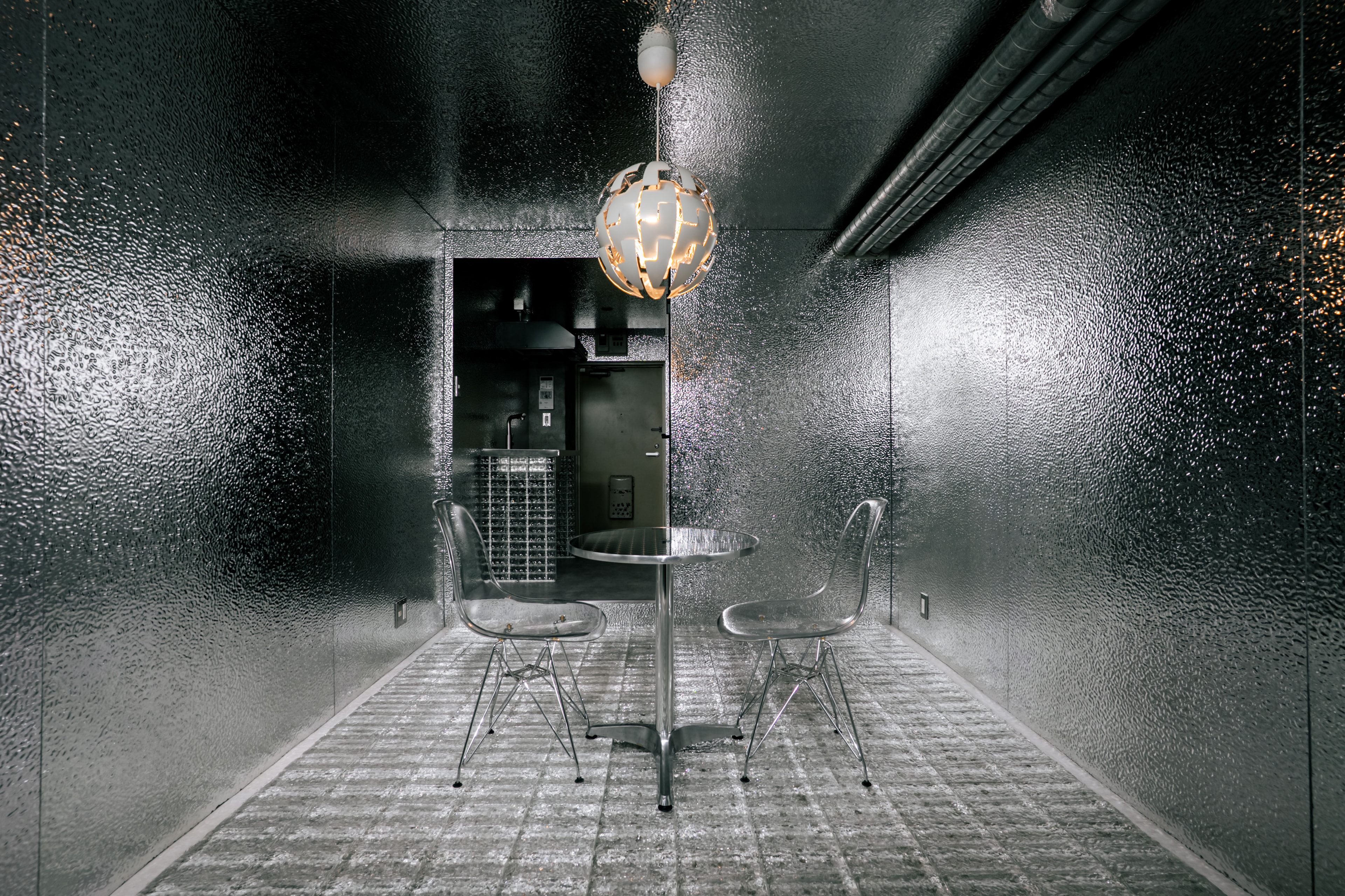 名古屋市西区の1Rマンションモデルルーム内観|壁にTHE PANEL、床にTHE GLASSを採用したDEILのデザインリノベーション事例