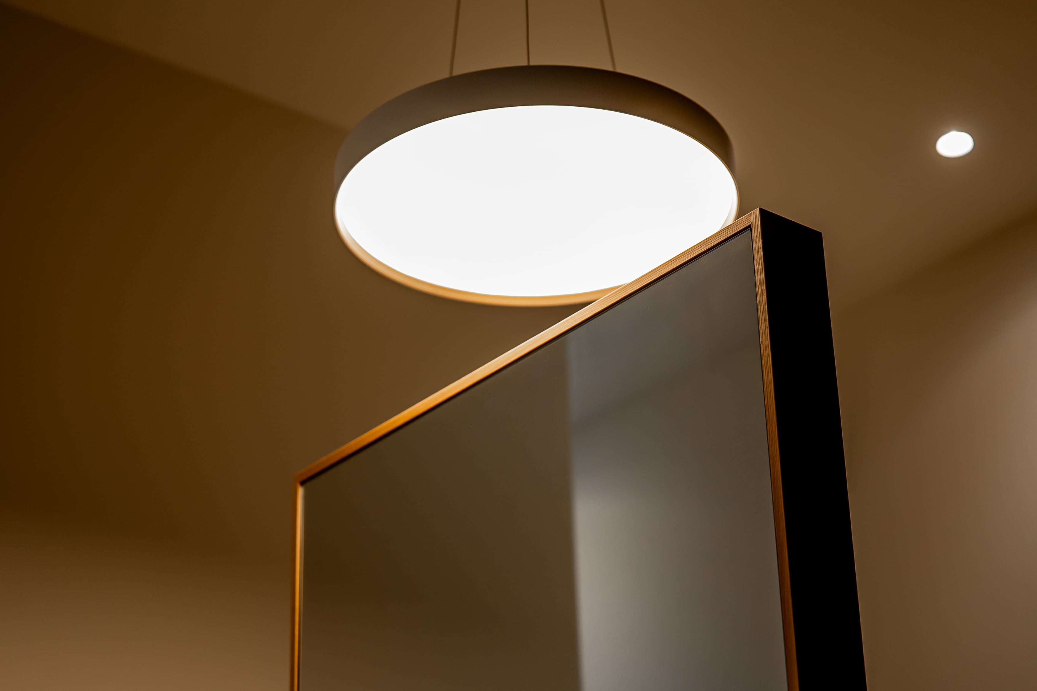 オフィスのトイレ内装デザイン事例|清潔感のある白基調とモダンな洗面台