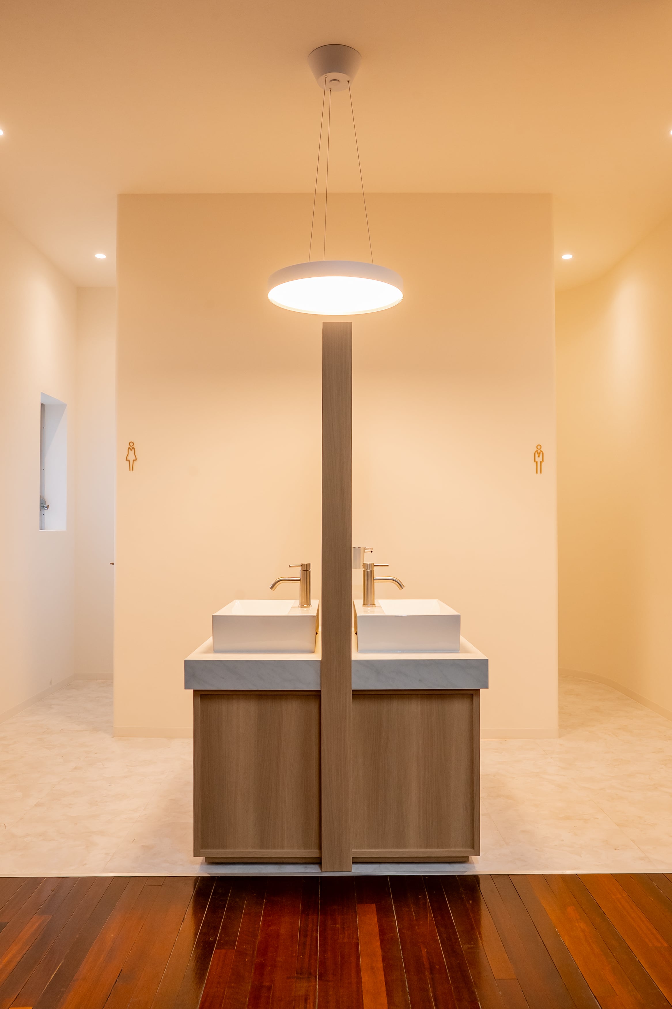 オフィスのトイレ内装デザイン事例|清潔感のある白基調とモダンな洗面台