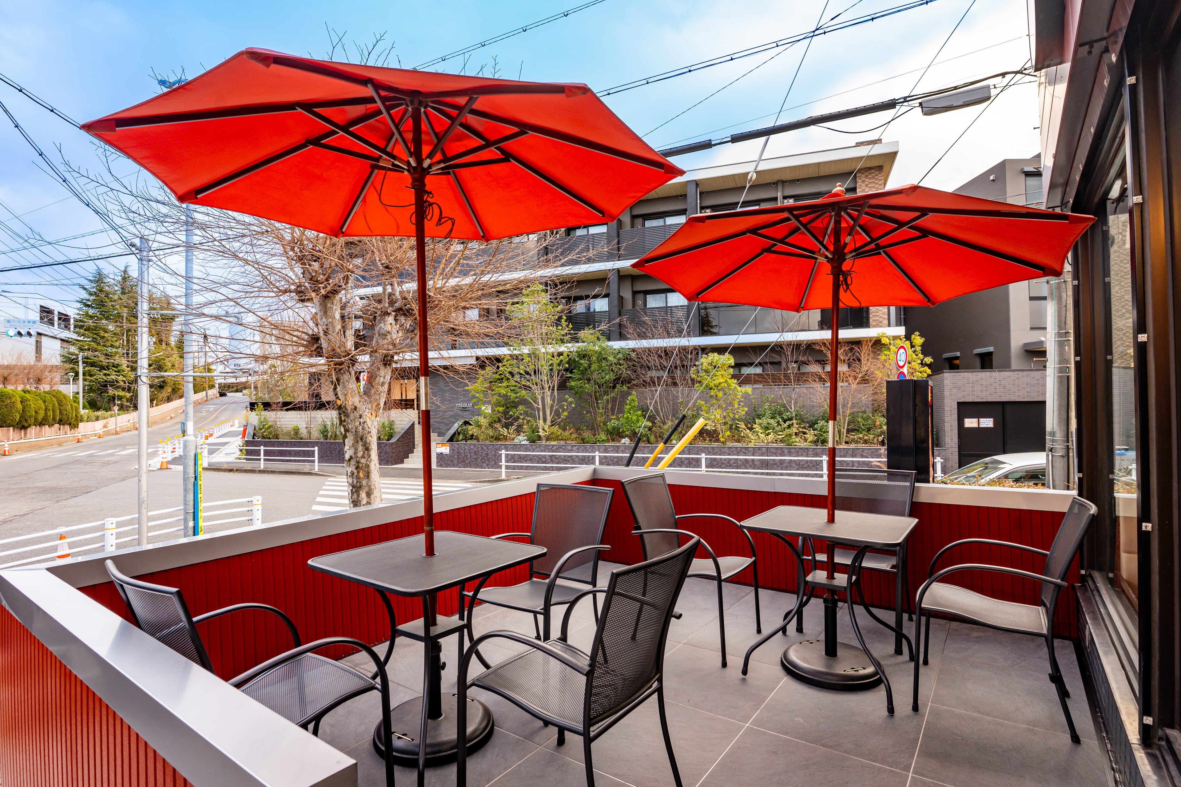 ケバブ店のリノベーション外観|街路からの識別性を高めたデザイン