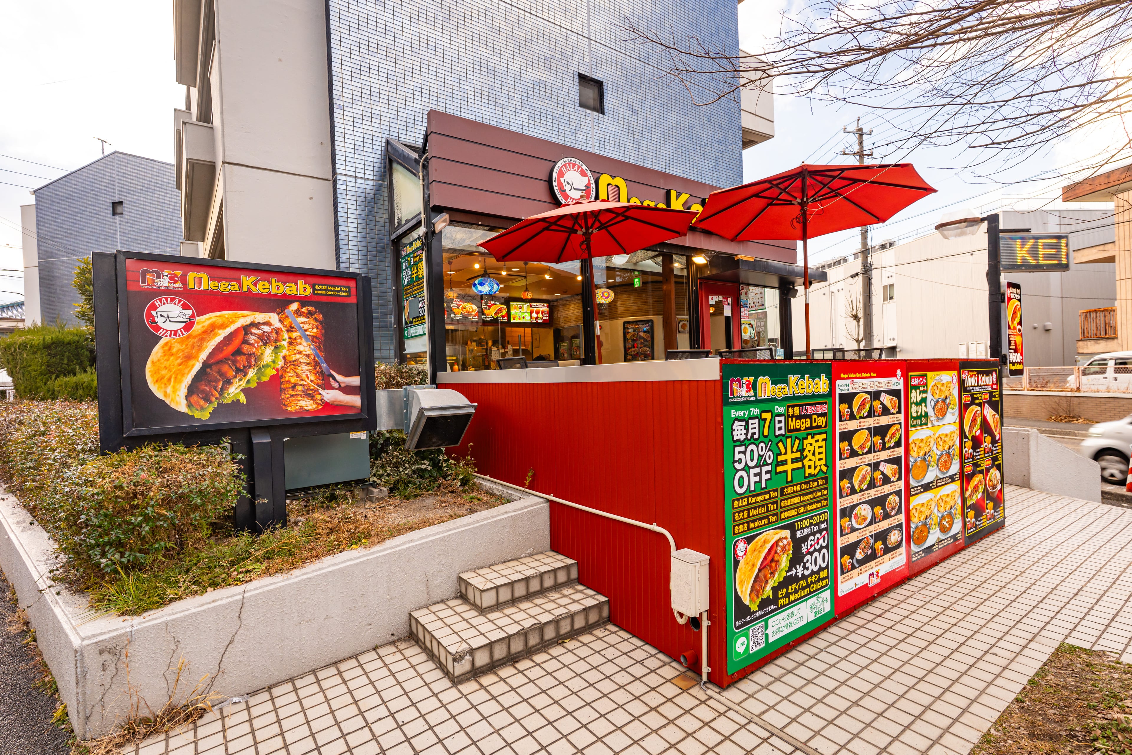 テイクアウト対応の店舗外観例|赤いファサードと視認性の高いサイン計画