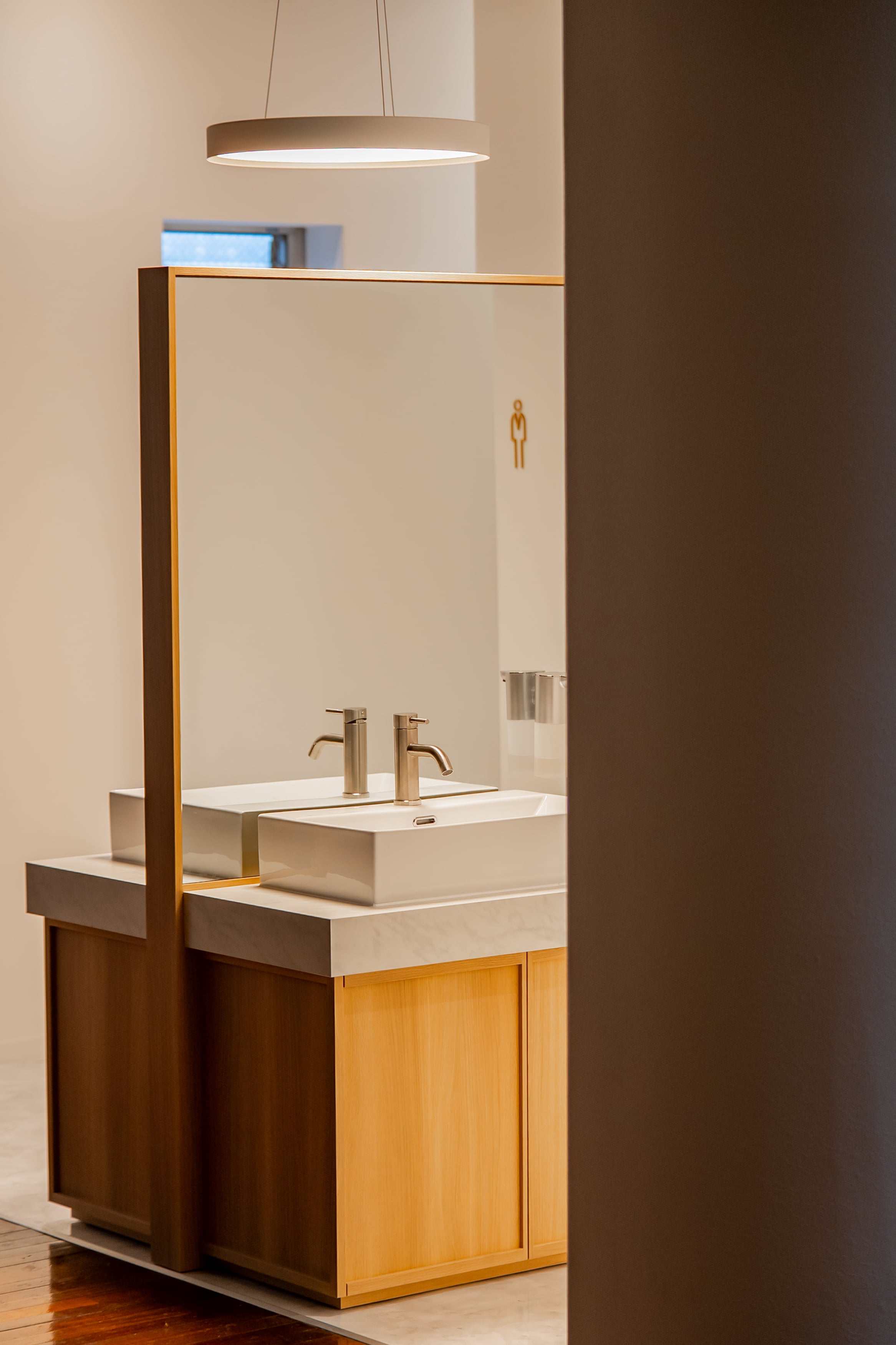 オフィスのトイレ内装デザイン事例|清潔感のある白基調とモダンな洗面台