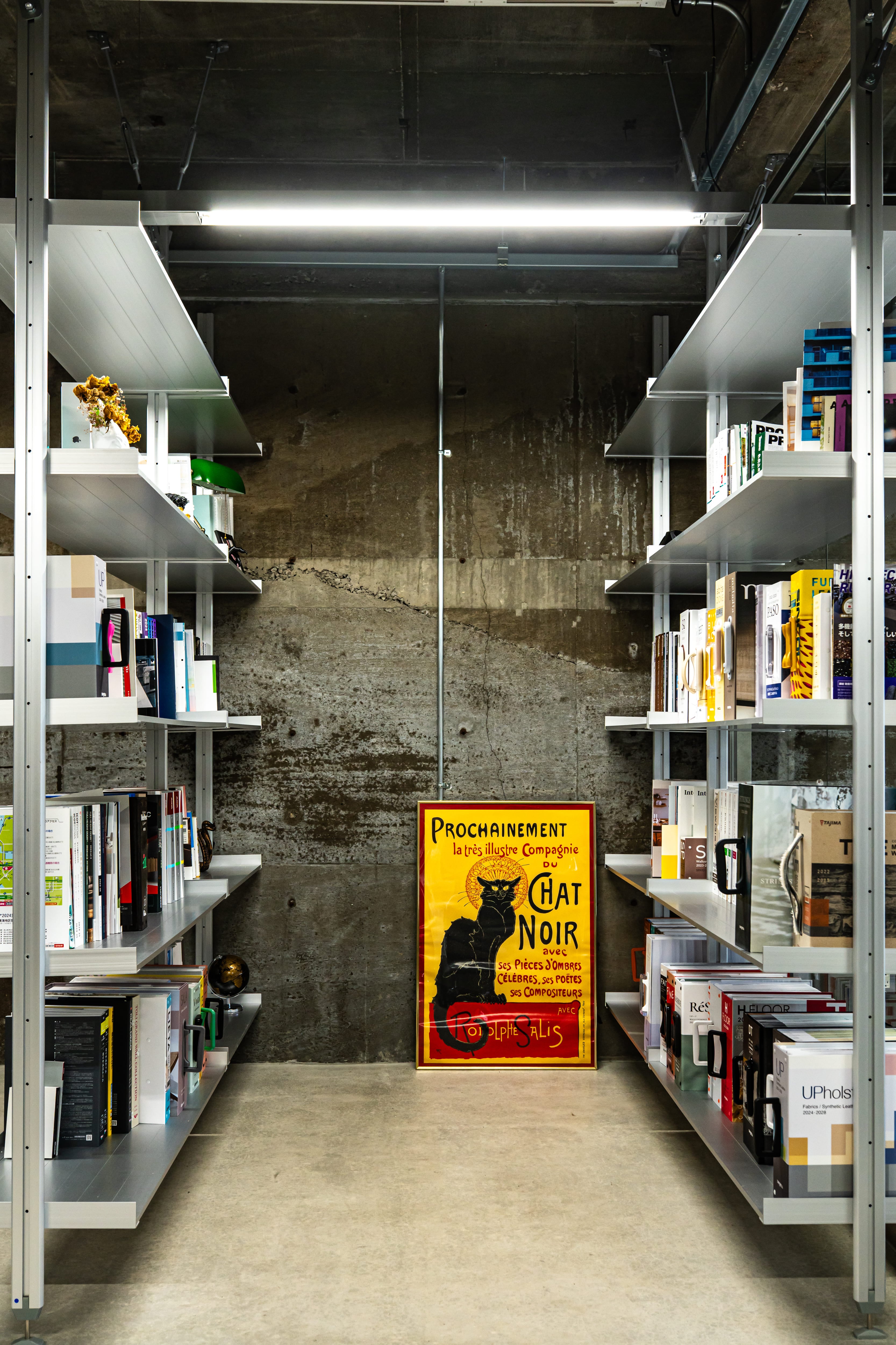 倉庫を活かしたオフィスリノベーション|無機質な素材で構成したワークエリア(愛知)