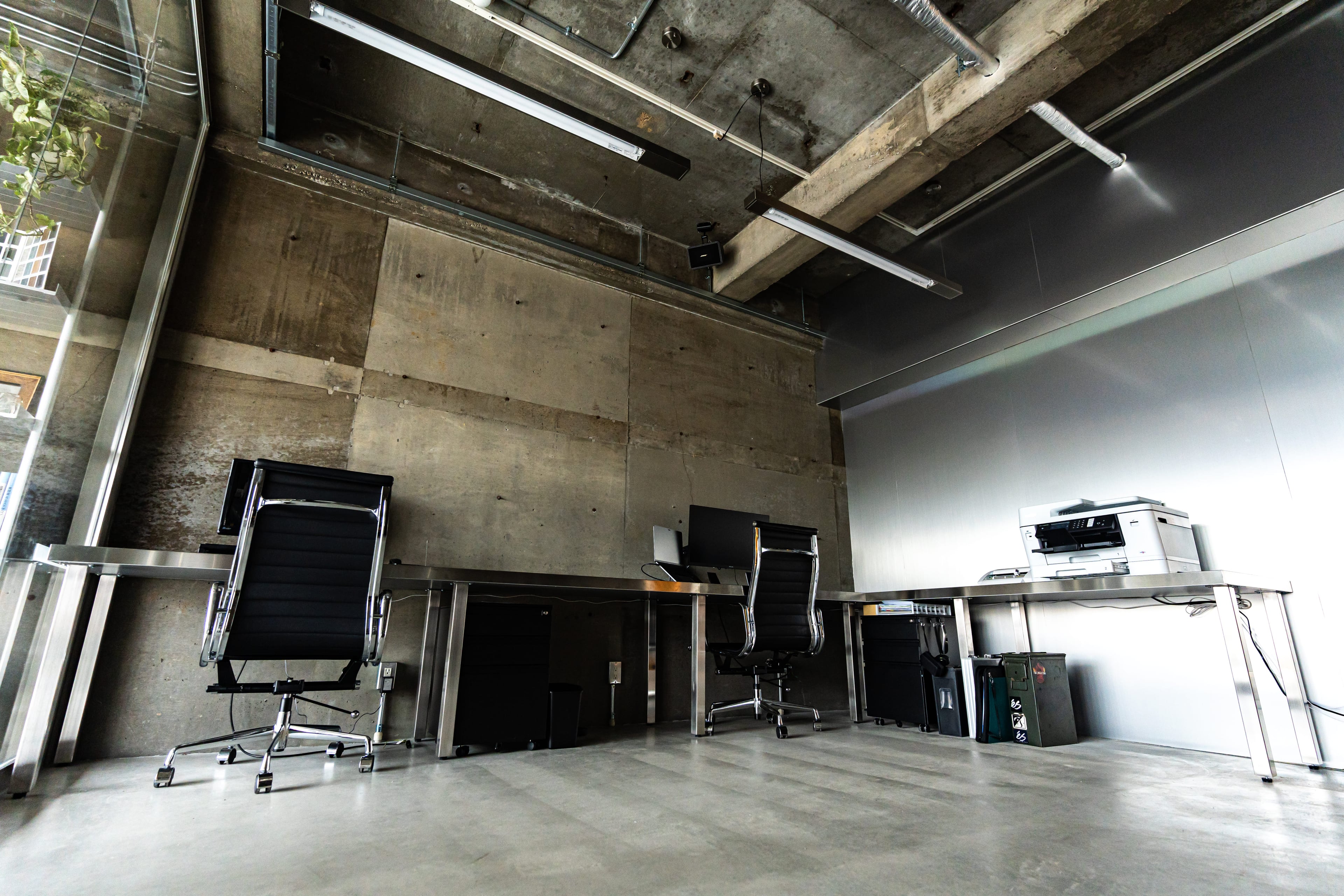 コンクリート躯体を現しにしたオフィス内装事例|デスク周りのレイアウトと照明計画