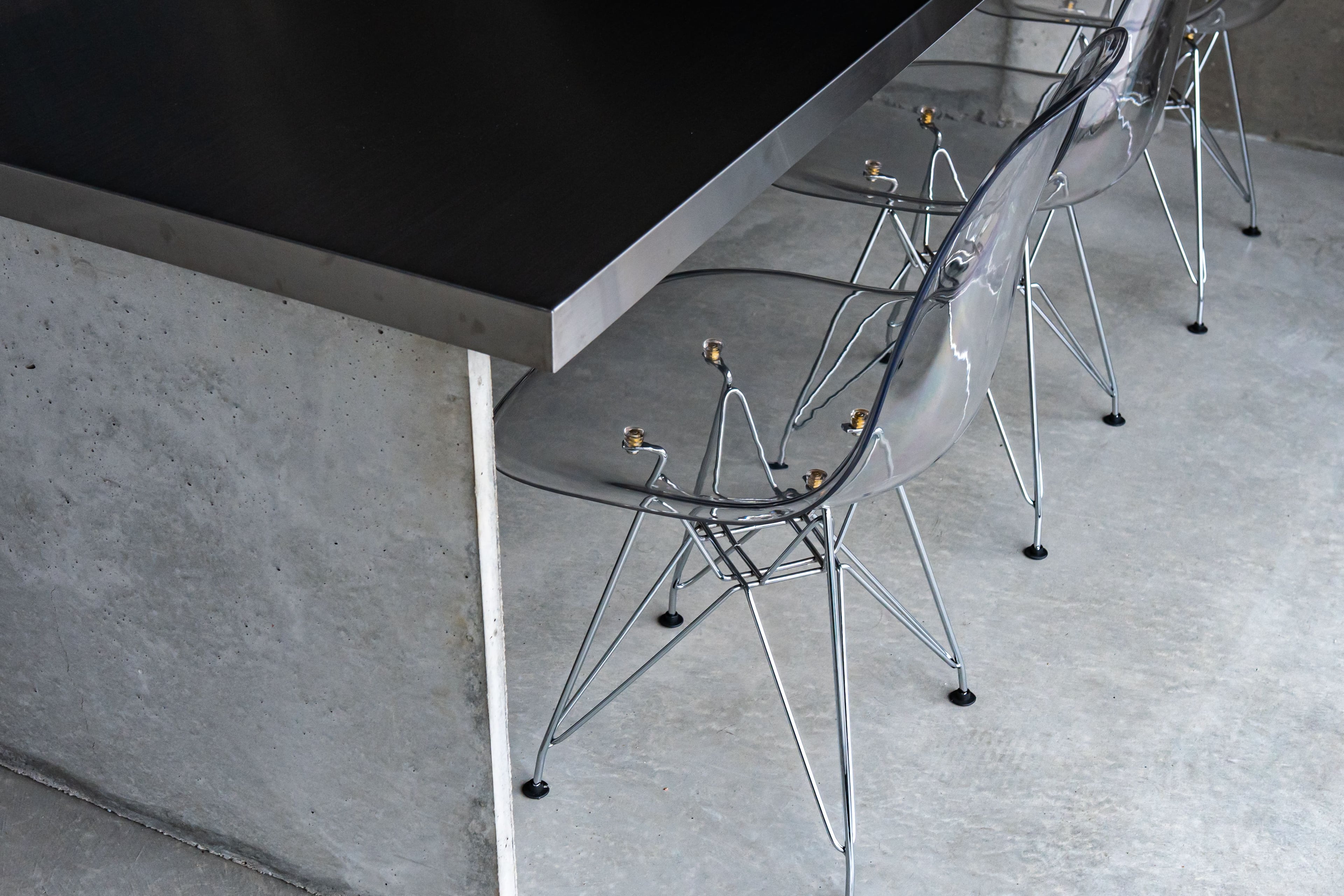 コンクリート仕上げの会議室内装事例|配管現しとガラスブロックを取り入れた設計