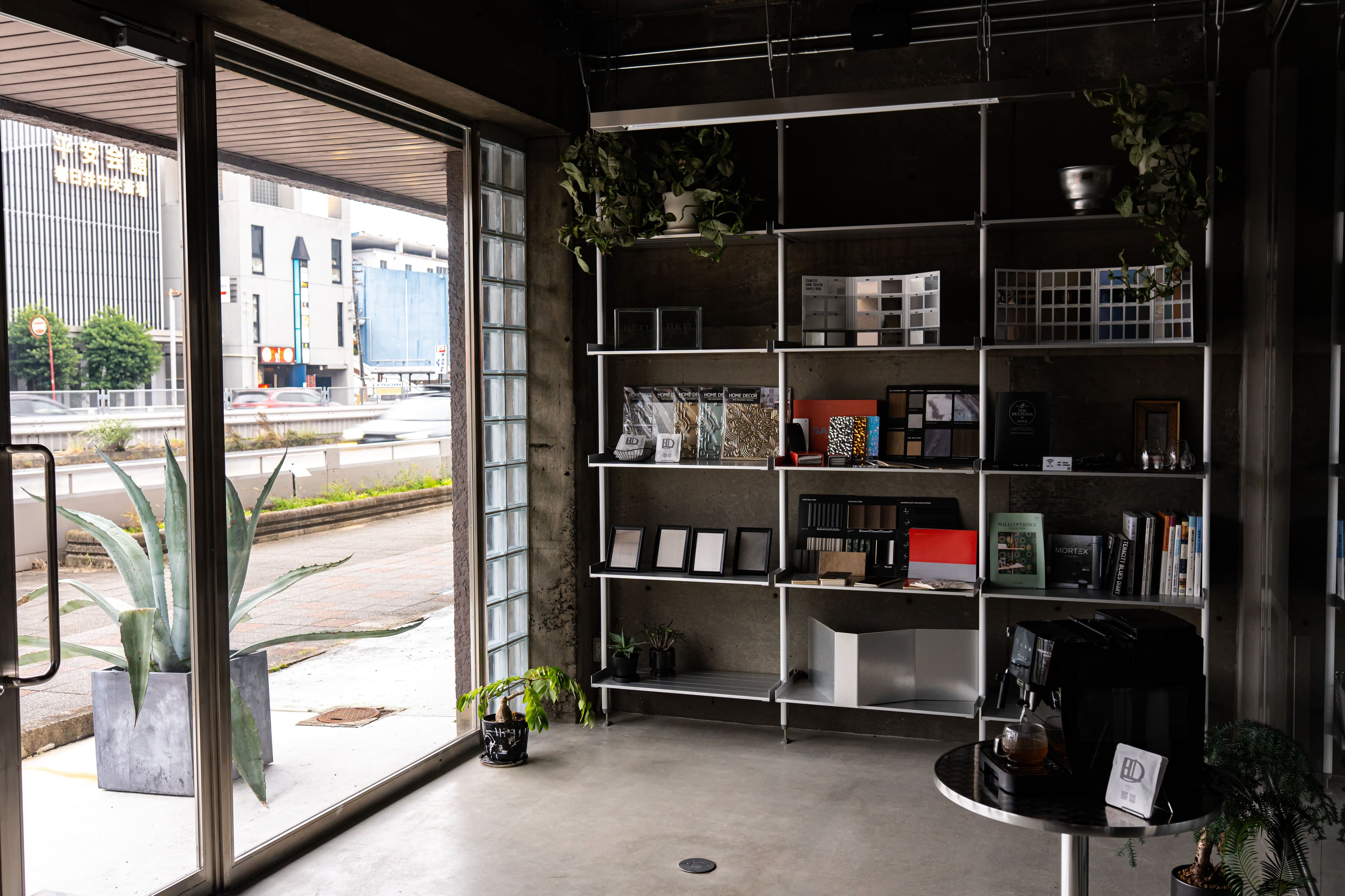 建材サンプルを展示するショールーム棚|内装素材の比較・選定ができるスペース(名古屋)