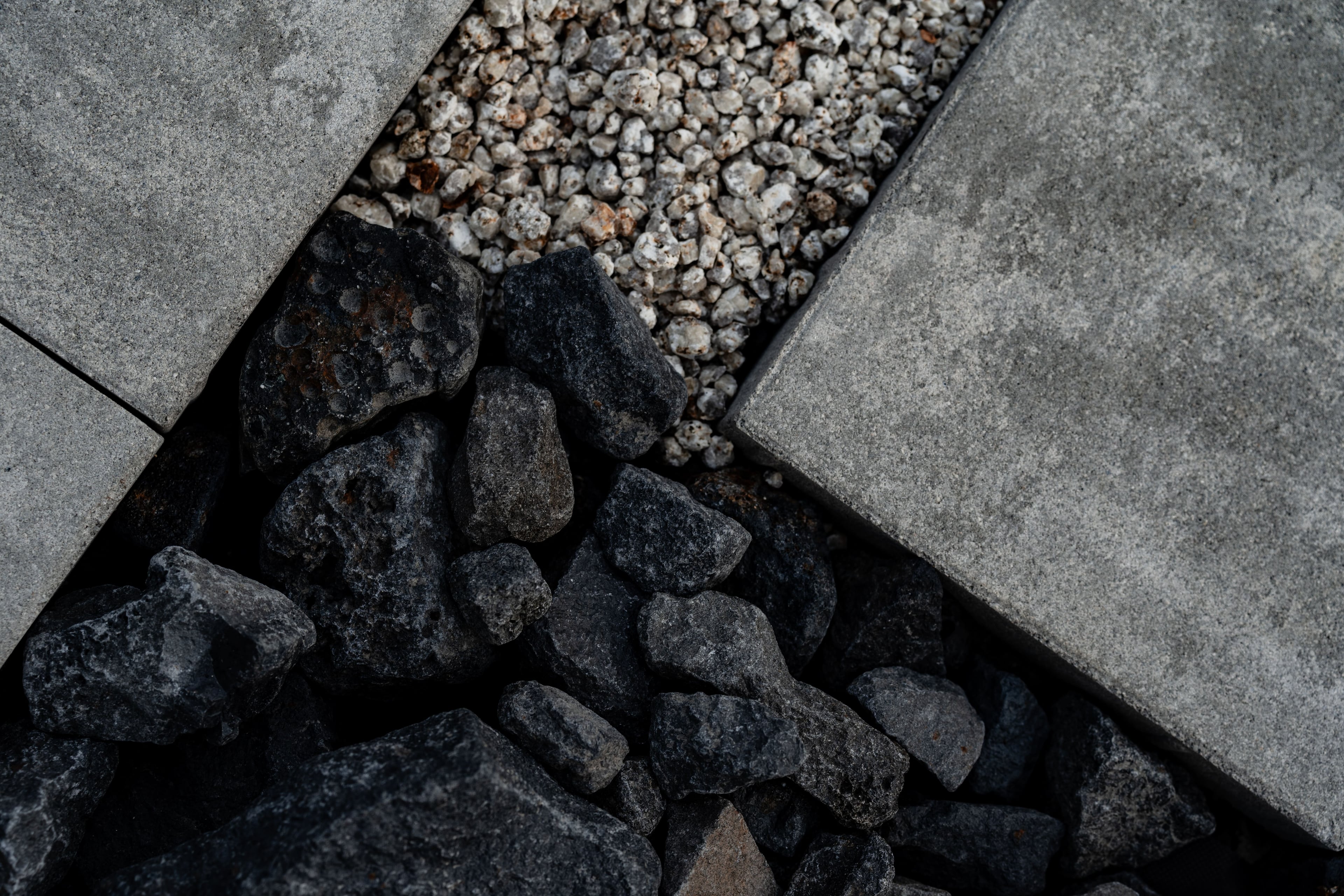 外構素材の組み合わせ例|コンクリート平板・砕石・砂利の意匠