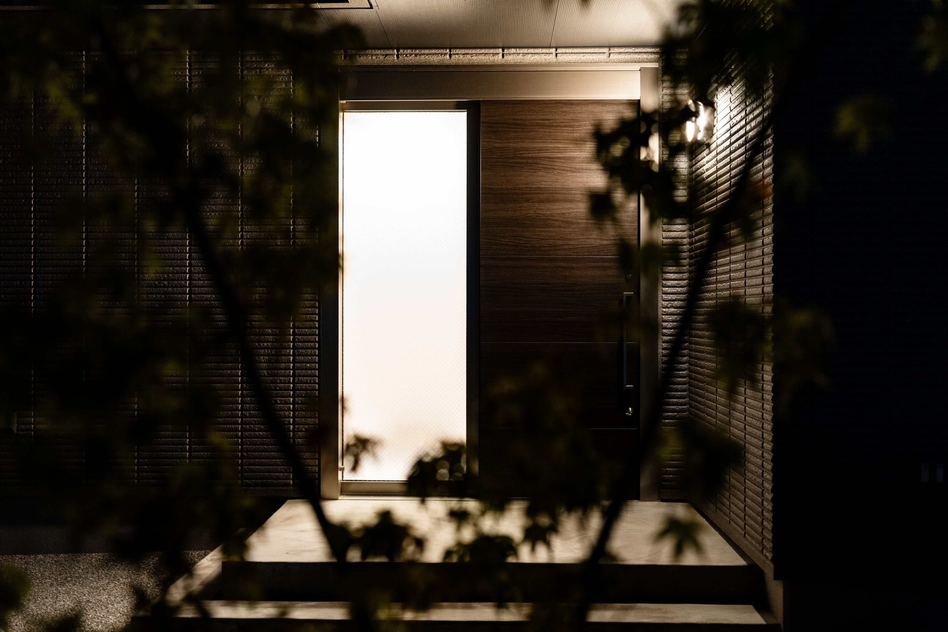 住宅の玄関ライトアップ|安心感のある外構照明計画と植栽演出