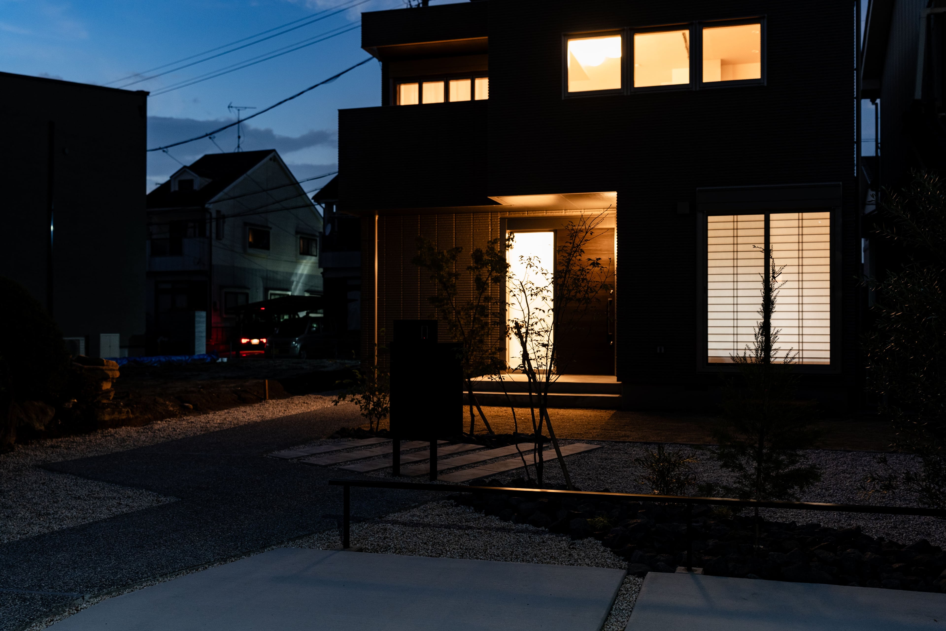 帰宅動線を照らすアプローチ照明|住宅外構の夜間安全性向上