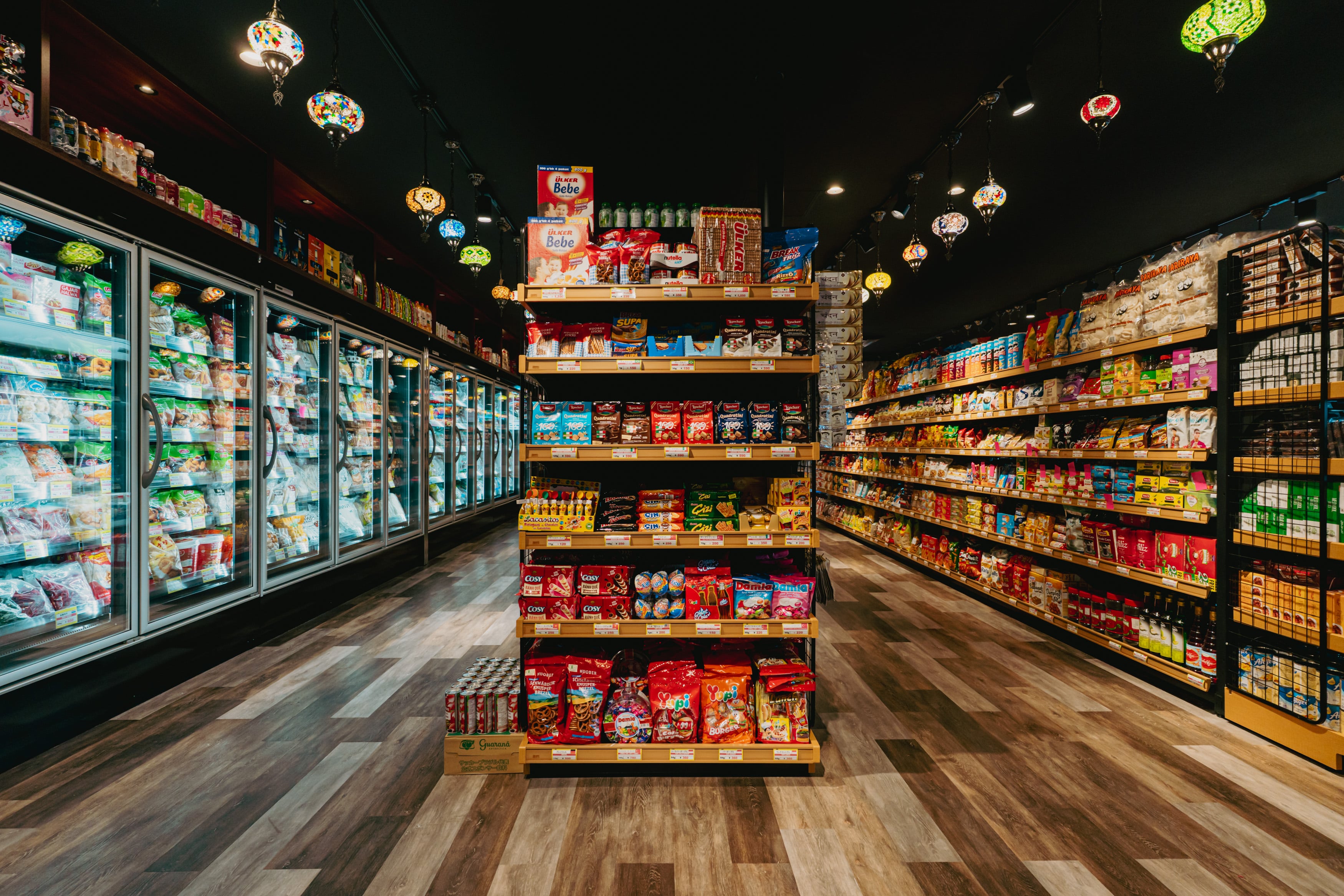 Mega Kebab愛知東郷店|輸入食品が並ぶ物販エリア、冷凍食品とスナック棚のあるフードマーケットの内観