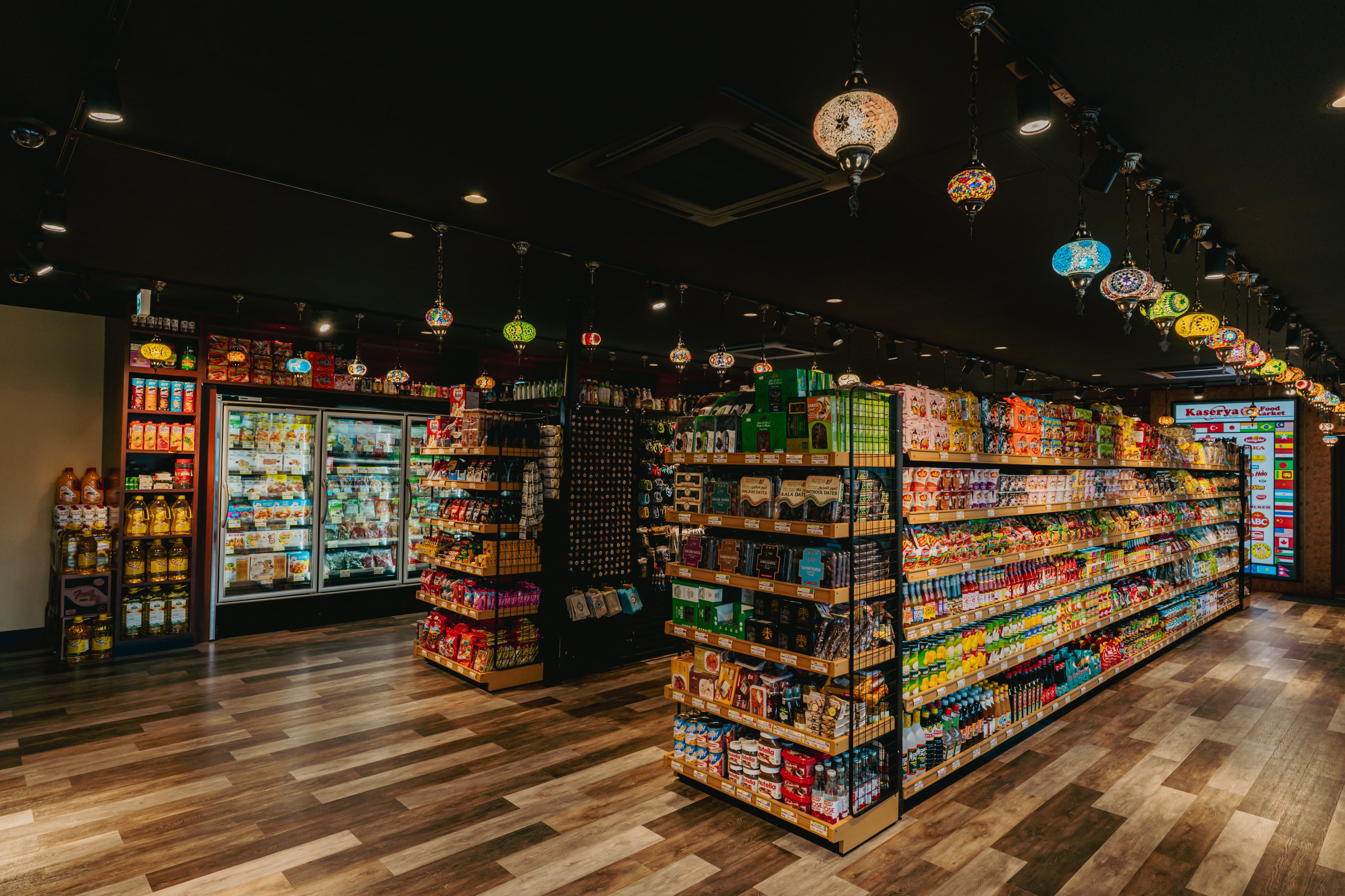 ハラール対応の海外食品売り場|冷凍ケースとスパイス棚が並ぶ店内レイアウト