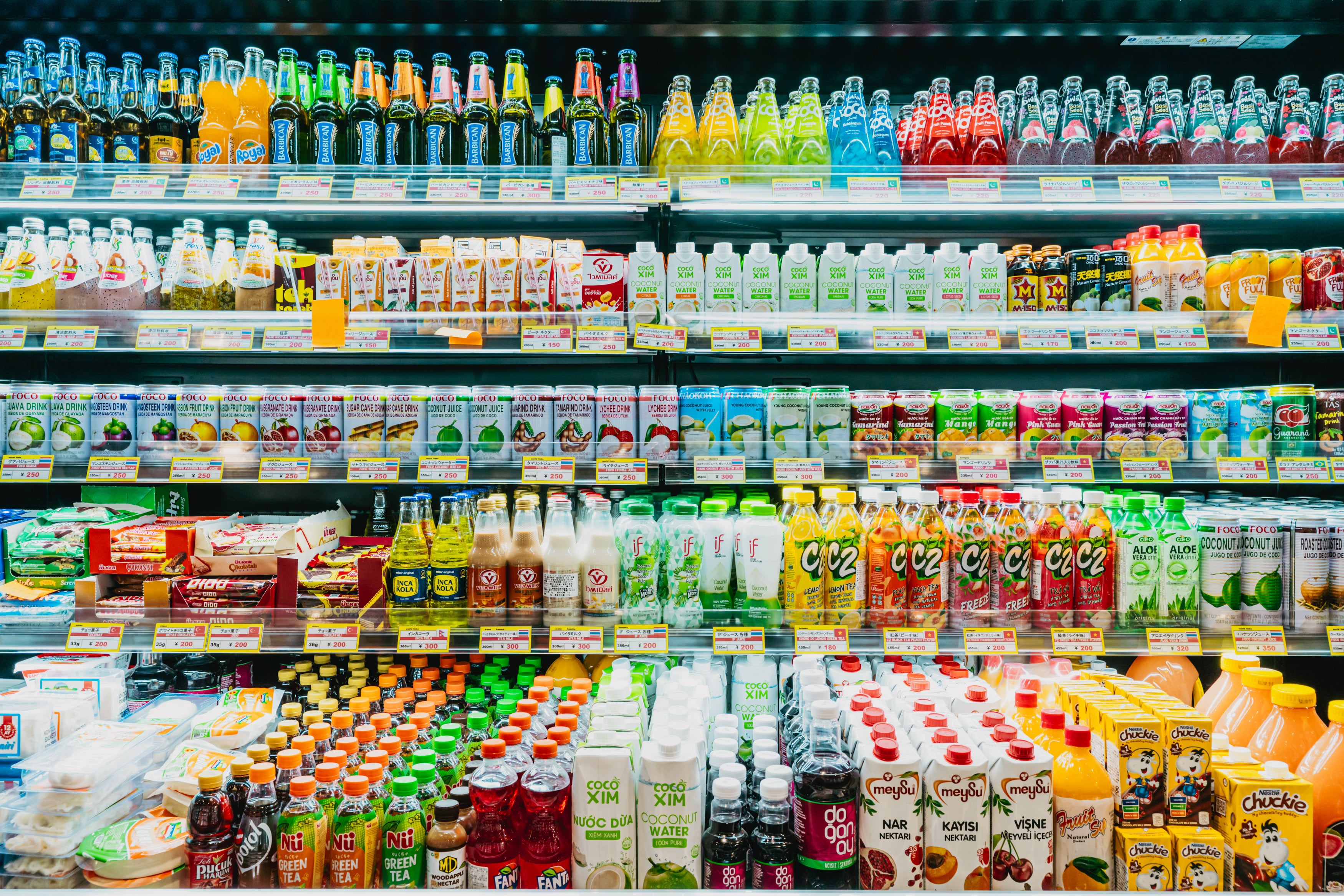 トルコランプが灯るハラールフードショップ|輸入お菓子・調味料の棚が並ぶ物販スペース