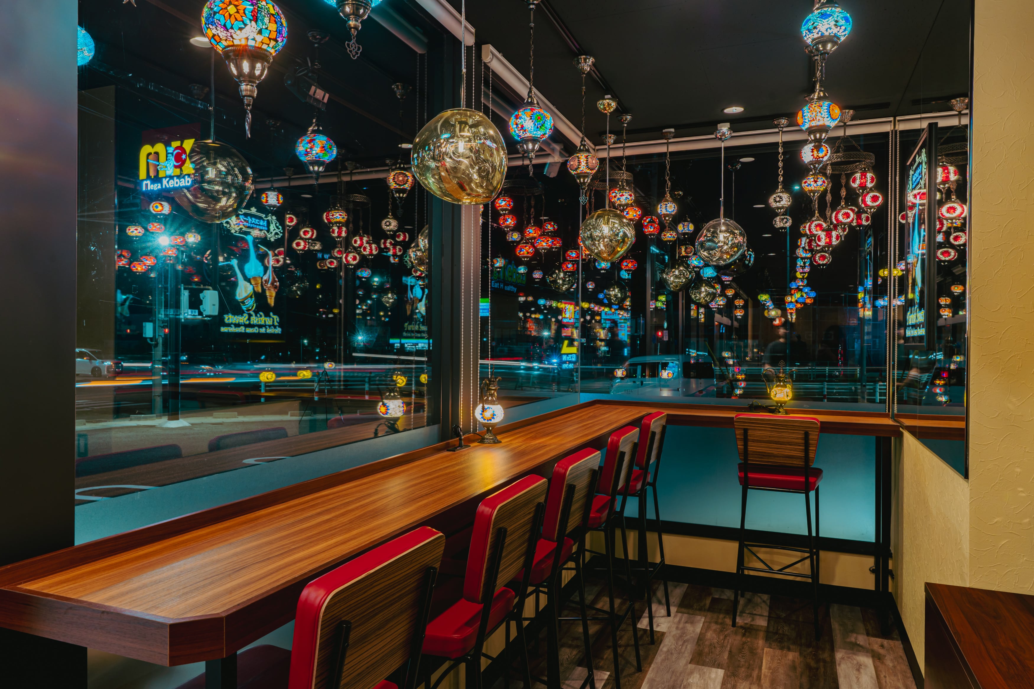 Mega Kebab愛知東郷店 イートインカウンター席 夜景×トルコランプが魅力の飲食スペース
