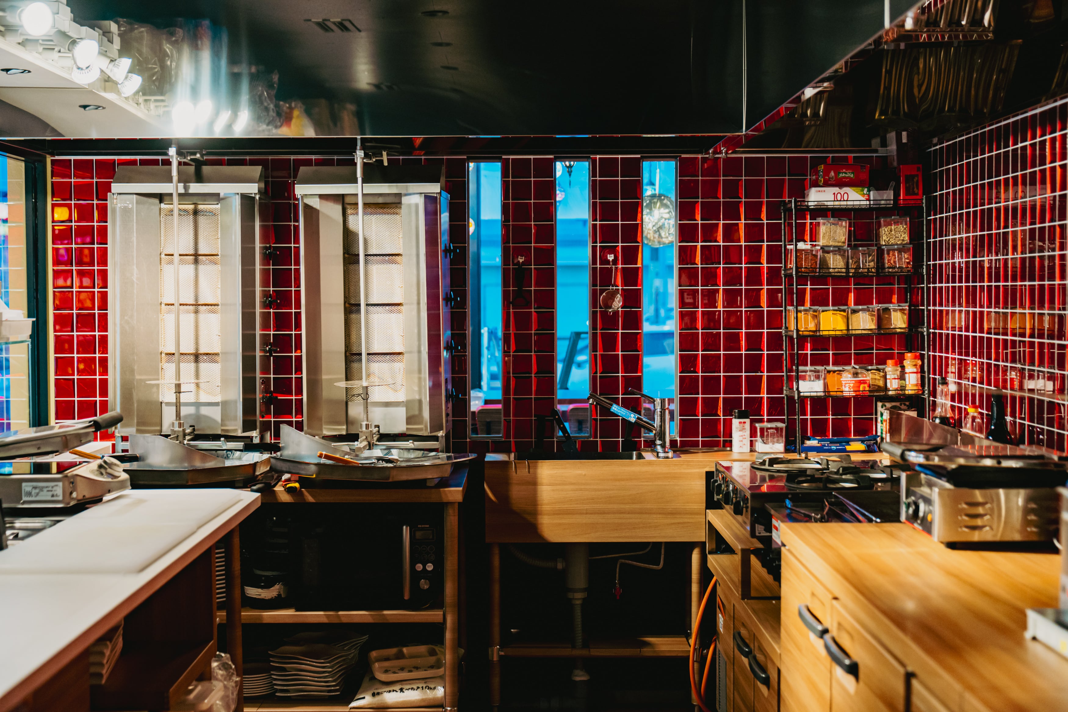 飲食店厨房の赤いタイル壁とドネルケバブグリル設備|Mega Kebab 愛知東郷店の内装デザイン