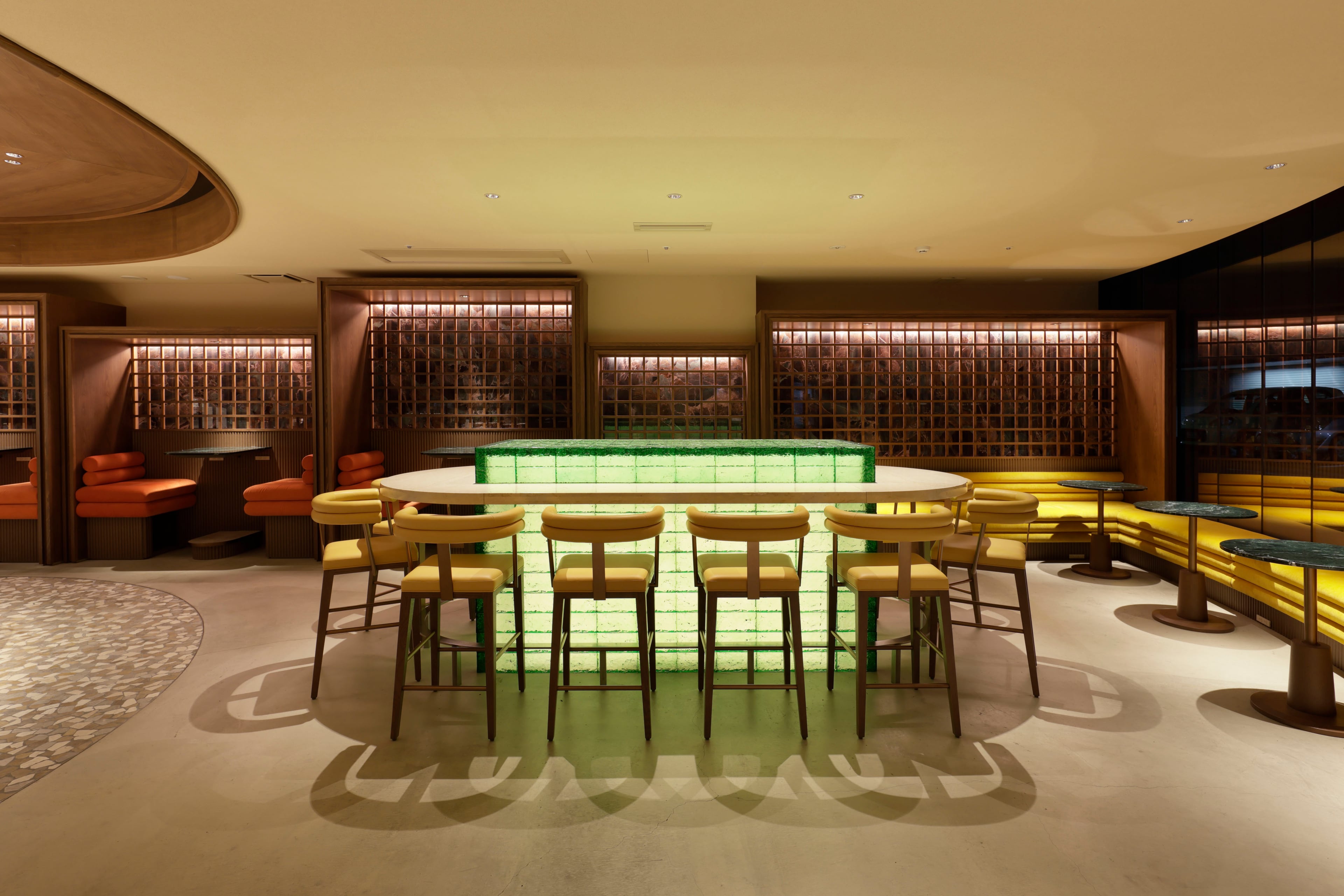 THE GLASSのビッグテーブルを中心にしたパン屋の内装デザイン|名古屋店舗事例