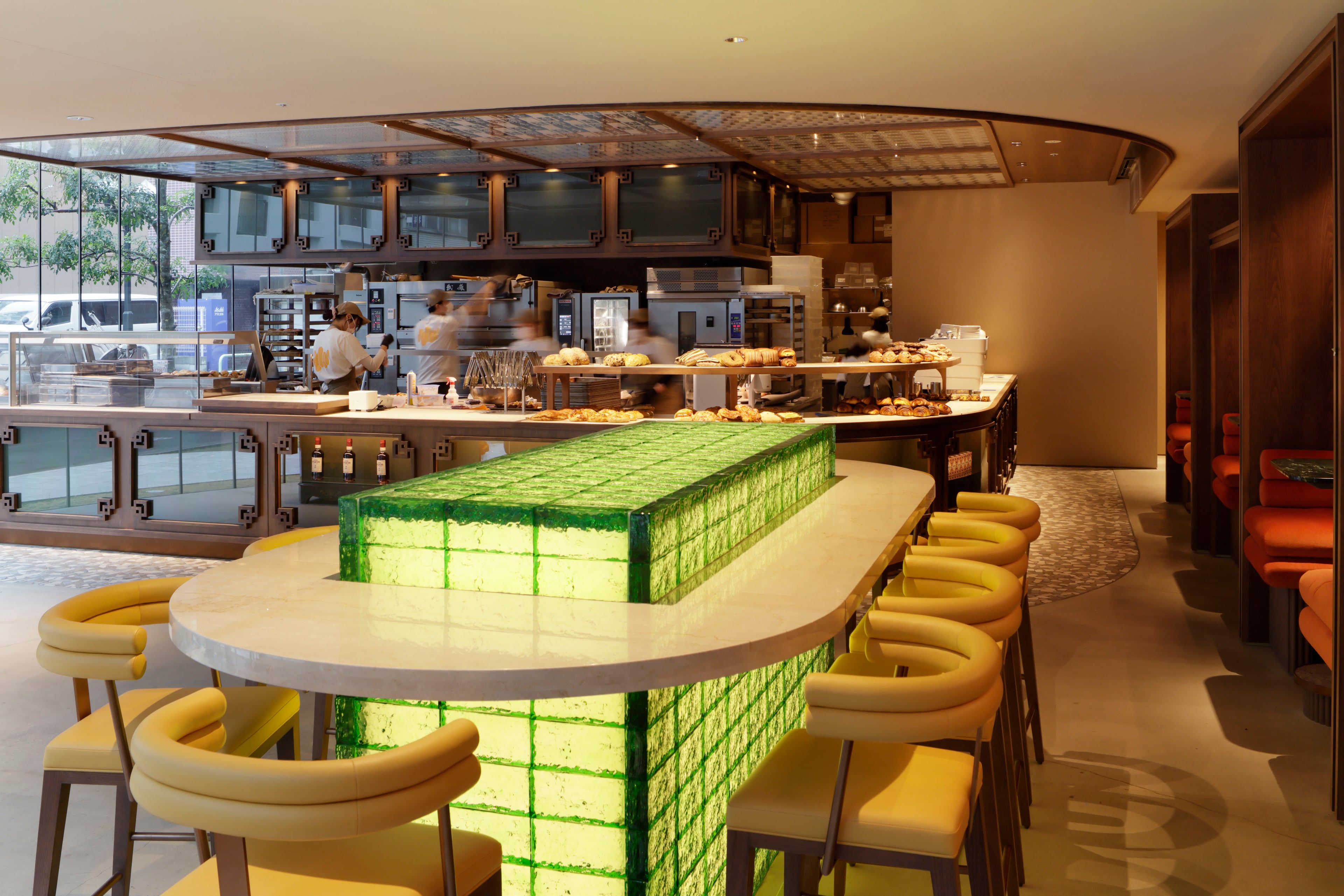 発光するガラスブロックテーブルとTHE PANEL壁面の店舗空間|BULB焼物店