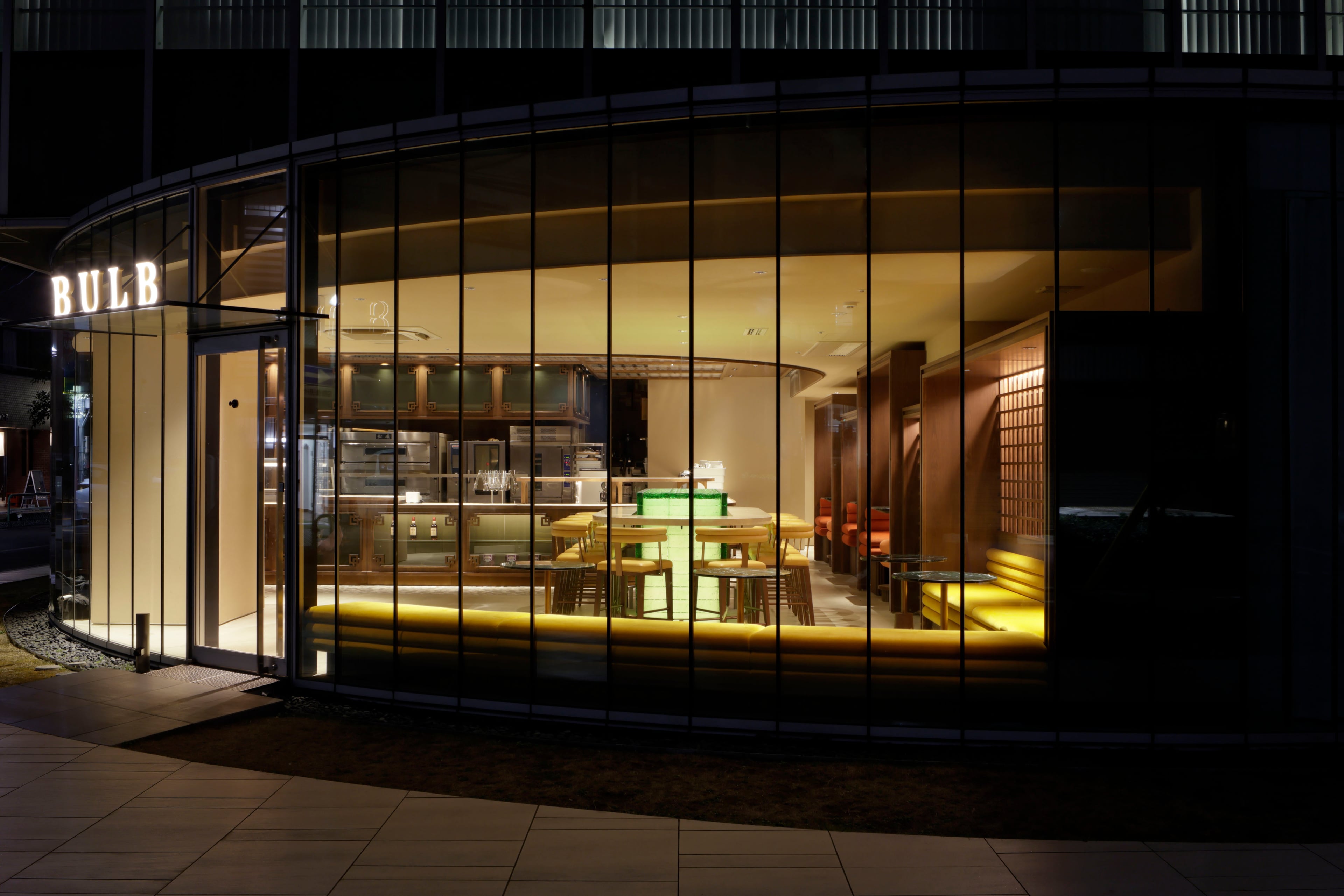 ガラスブロックを使用した大型カウンターテーブルのあるベーカリー内装